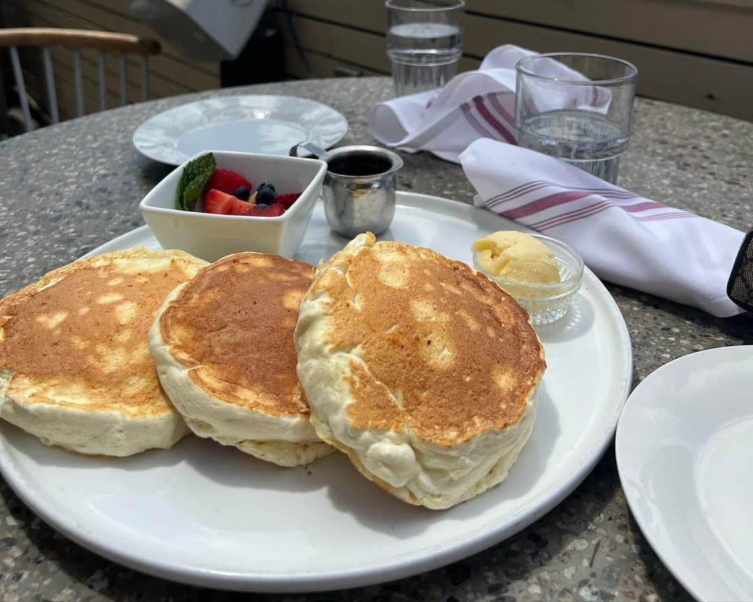 宮崎沙矢加さんのインスタグラム写真 - (宮崎沙矢加Instagram)「Our fav place to see the Diamond head.🤎🫶🏽🫶🏽Brunch wiz my fam is the best time ever🌺#ohana @deckwaikiki  . . . #diamondhead #hawaiibaby #babymom #familytime」6月26日 16時09分 - sarah___audrey