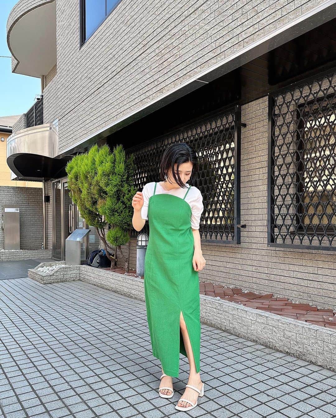 のインスタグラム：「鮮やかグリーンのワンピース🫛 このワンピースは エシカルファッションのもので 環境に優しいのさ🌏🩵 　 全部は難しくても 少しでも日常に取り入れることで なにかが変わったらいいなって🌿 　 鍼のおかげで フェイスライン復活してて 嬉しいすぎる🥺🥺🥺  頭のコリがやばすぎて 頭痛MAXな日々でしたが そちらも復活♨️  新しいピアスも お気に入りなんです🙆‍♀️  #3枚目オフショット  強風な日は前髪が暴君すぎてうんざりです😮‍💨」