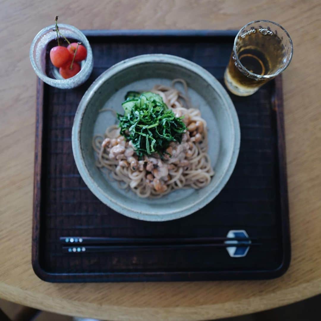 高山都さんのインスタグラム写真 - (高山都Instagram)「扇風機をもう一台買おうか、ずっと悩んでいます。  今朝、夫への朝食で作ってみたら美味しかったので、わたしも朝昼兼用で。  @supermen_japan が最近の大ヒットで何度か買い足してる2023年夏。 玄米の麺でモチモチで食べ応えあって美味しい！ 小麦アレルギーの息子さんのために開発されたというエピソードも素敵なんです。 しかも、茹で時間1分！  ボウルにごま油とコラトゥーラ(魚醤)を各小さじ1強をいれて、茹でて水で冷やした麺を入れて和えたら、塩揉みきゅうり、納豆、大葉をのっけてよくかき混ぜて食べる。  わたしは紅芯大根や切り干し大根、茹でた春菊も乗せた。  途中で梅酢足したりして味変も楽しい。  簡単すぎるけど、これはハマりそう。  家でいただくものは、安心して食べられて身体に良いもの。 ほんの少しだけ意識してます。  #みやれゴハン」6月26日 16時12分 - miyare38