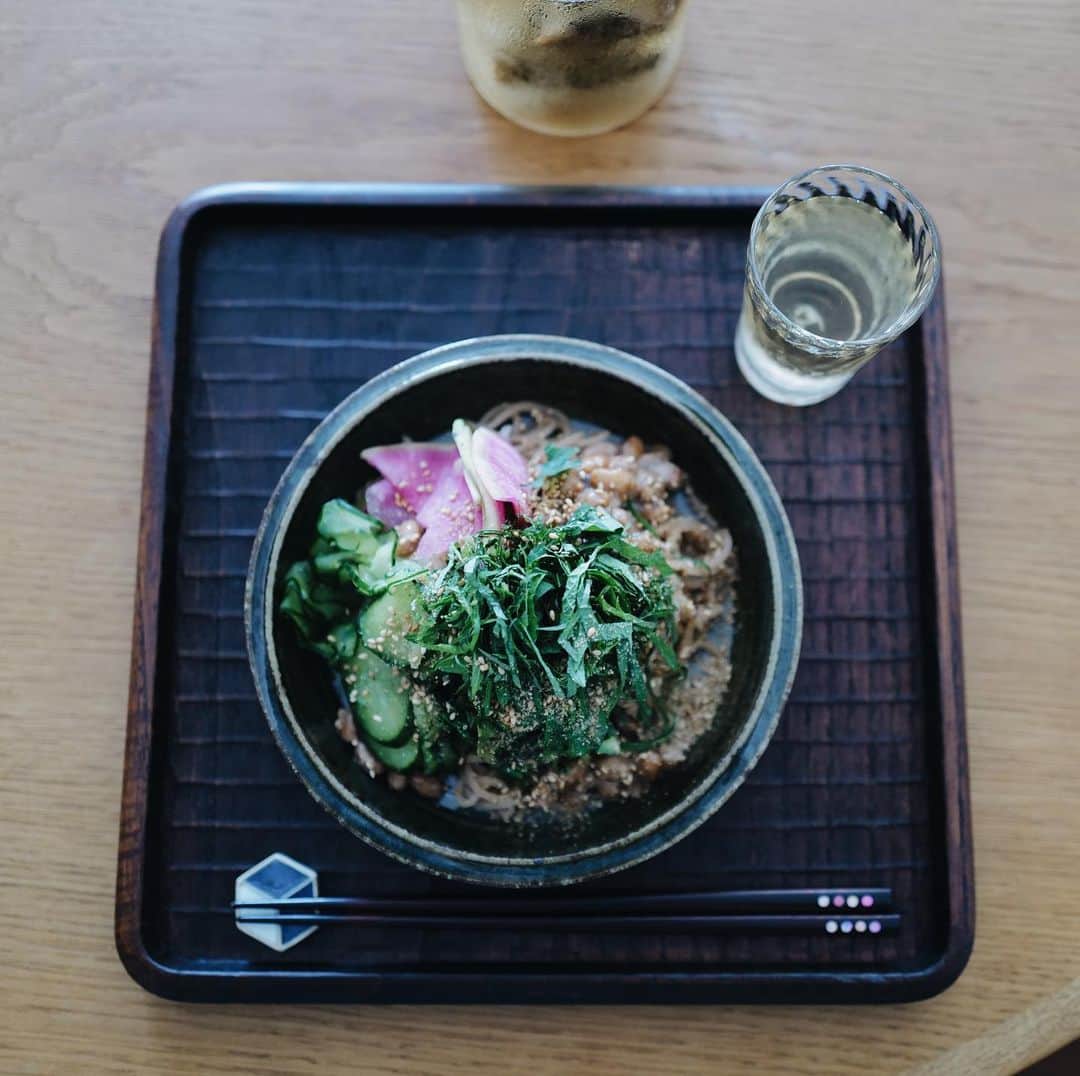 高山都さんのインスタグラム写真 - (高山都Instagram)「扇風機をもう一台買おうか、ずっと悩んでいます。  今朝、夫への朝食で作ってみたら美味しかったので、わたしも朝昼兼用で。  @supermen_japan が最近の大ヒットで何度か買い足してる2023年夏。 玄米の麺でモチモチで食べ応えあって美味しい！ 小麦アレルギーの息子さんのために開発されたというエピソードも素敵なんです。 しかも、茹で時間1分！  ボウルにごま油とコラトゥーラ(魚醤)を各小さじ1強をいれて、茹でて水で冷やした麺を入れて和えたら、塩揉みきゅうり、納豆、大葉をのっけてよくかき混ぜて食べる。  わたしは紅芯大根や切り干し大根、茹でた春菊も乗せた。  途中で梅酢足したりして味変も楽しい。  簡単すぎるけど、これはハマりそう。  家でいただくものは、安心して食べられて身体に良いもの。 ほんの少しだけ意識してます。  #みやれゴハン」6月26日 16時12分 - miyare38
