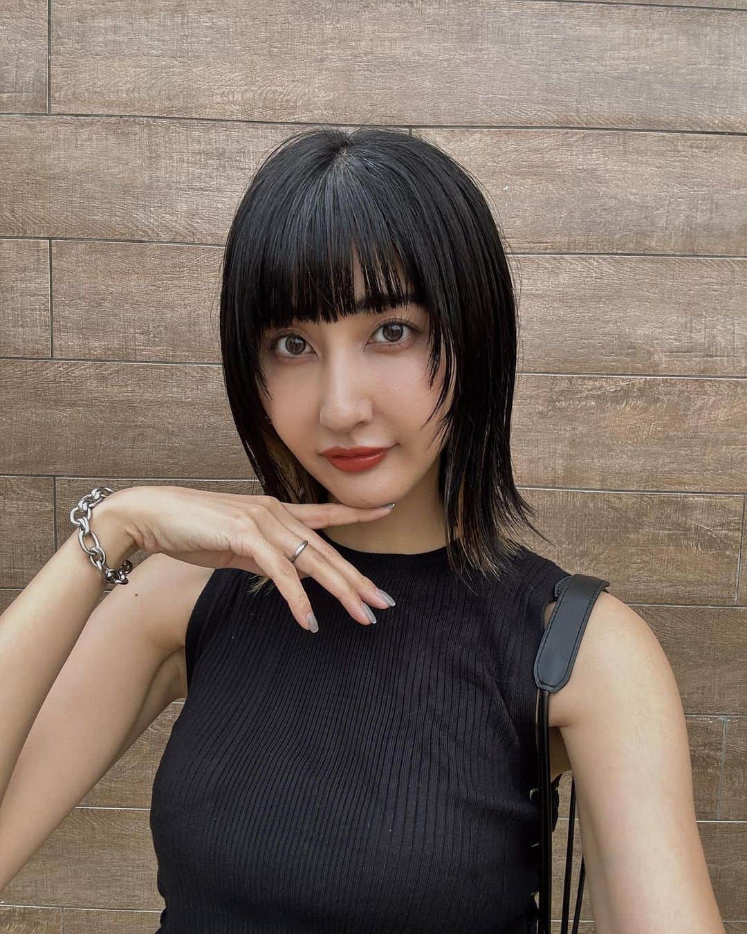 Lisaのインスタグラム：「レイヤーカットとインナーカラー💙 みんなにすごくいいと言ってもらえて嬉しい限りです🥹  そしてストーリーでも上げましたが、7キロ痩せてからほうれい線がなんたか前より気になるようになり @tokyo_hills_clinic へ😭😭  @thc.drsr 先生に見てもらってうるおい注射をしてもらいました🥺うるおい注射はヒアルロン酸らしいですが普通のヒアルロン酸よりさらに効果が高いみたいです☺️🖤←先生に全てを預けているためあまりよく効果聞いてないw 口横の影とほうれい線がほんとに目立たなくなって、さらにかなりハリも出てすっごく満足です涙 全然ちがう。  もうすぐ30代後半になるのでわたしは絶対注射系のメンテナンスは必要だと思う派です🙋🏼‍♀️ ただやってもらうなら絶対に上手い先生にやってもらいたい。 杉浦先生は本当に上手いし持続力がすごいので、絶対に杉浦先生にわたしはお願いしてます🥹🖤  老いと戦うのに必死です🤣   #東京ヒルズクリニック」