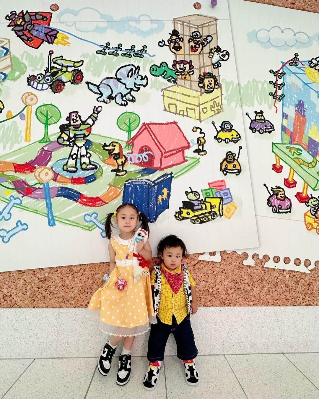 ?Yukihiro Ito?のインスタグラム：「🐭🏰🥳 ・ ・ Disney Land & Disney Sea 子供ver.👨‍👩‍👧‍👦 ・ ・ @sheryl.0320 が事前から せっせと準備して ・ 1日目のランドは えみり→ラプンツェル あらん→ミッキー ・ 2日目シーは えみり→ギャビーギャビー あらん→ウッディー ・ ・ 子供のコスプレはほんま可愛い😍 ・ ・ 2日目は 大和&愛&あおちゃん くるみ&こうすけ&リヒト も合流して皆んなでわっしょい🤩 ・ @yamachangram8010 @aichan.1027 @kurumi.963 ・ ・ 次はどこで会うかなー??😆笑 ・ ・ ・ #ディズニーランド #ディズニーシー #東京ディズニーランド #disneyland #disneysea #Disney #トイストーリーホテル #家族旅行 #旅行 #trip #トイストーリー」