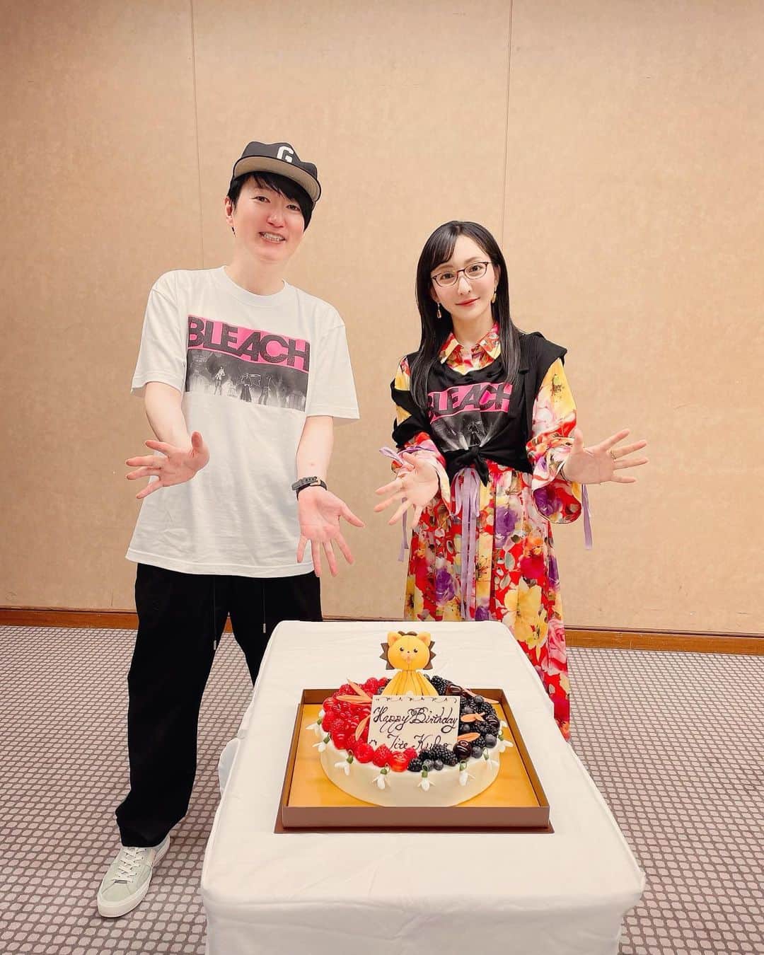 松澤千晶のインスタグラム：「久保帯人先生、お誕生日おめでとうございます🎂✨  その類稀なる感性で、これからも私たちの現実を彩ってください🌈  コンのケーキ、とっても可愛い。これには姐さんも大喜びですね🎶  #BLEACH #BLEACH_anime #久保帯人 先生」