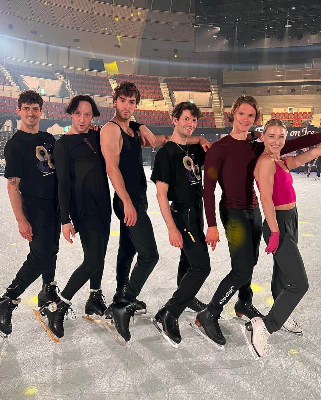 パイパー・ギレスのインスタグラム：「Kobe adventures ➡️   Already missing these people 🤗 - - - #kobe #japan #skating #figureskating #iceskating #icedance #friends #fantasyonice #lifeupdate #japanadventures #kobebeef #kobesushi #food」