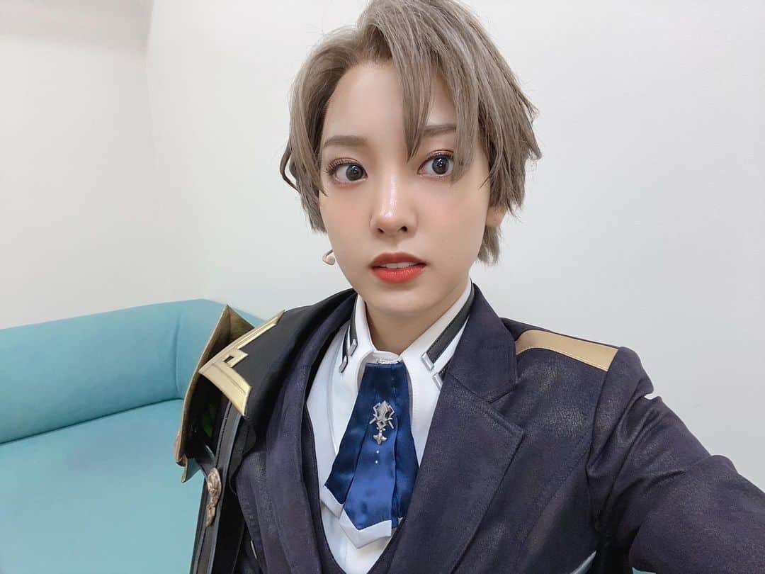 飯窪春菜のインスタグラム：「🕊️  舞台 トワツガイ 全公演終えました！ ご観劇の皆さま、ありがとうございました☺️  スマホアプリ「トワツガイ」の舞台化ですが、ただ舞台化するだけでなくアプリのリリースと連動で動いていたこの企画。 一年半ほど前から関わらせていただきようやく皆さまにお届けすることができてとても嬉しかったです🕊️  初めての男装女子、いかがですかね？🫣 最初は恥ずかしかったのですが本番が始まってからはノリノリで楽しませて頂きました！笑  今回、ツガイ（パートナー）となるキャラクターがおらず1人で過ごすことも多かったので、 続編があれば良いなと心から願っています😌🫶🏻  キャストのみんな、本当に良い子ばかりで仲良くなれて嬉しかったです〜！ また再会できますように☺️💨  #舞台トワツガイ」