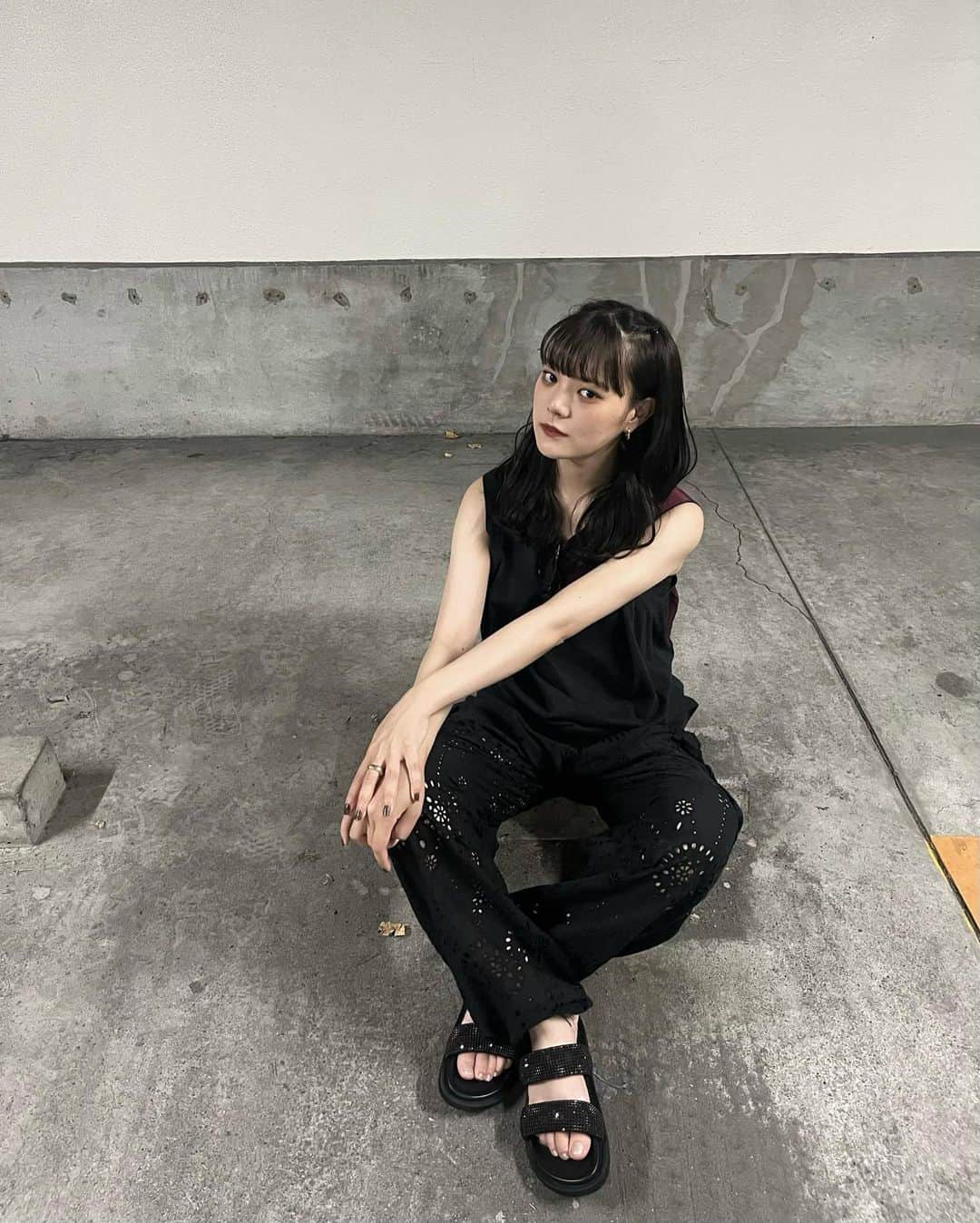 木村なつみのインスタグラム：「念願のパーソナルカラー、骨格診断にいってきましたー！！！！わーい！ @yuno_color   予想はブルベ冬、骨格ウェーブでしたが なんと 1stイエベ秋2ndブルベ冬、骨格ナチュラルでした！！！  theイエベ秋って感じじゃないみたいで イエベ秋、ブルベ冬の中でも深みのあるディープなカラーが得意らしい、納得！ 似合うコスメ教えてもらって早速買って帰って毎日使ってる！笑  骨格は ナチュラルに見せたくてナチュラルの服を着てるウェーブだと思い込んでたけど、着てる服も作ってる服も私もナチュラルだったみたい笑  オーバーサイズとかラフな素材の服が似合うらしい  服だけじゃなくて小物類の似合うものも教えていただけて大満足。ちなみにこの写真で持ってるバック、大きめで変わった形でナチュラルにぴったりらしい、 あとサンダルもベルト太めでナチュラルにぴったりらしい。  めっちゃ参考になりました @yuno_color さんめっちゃ優しかった ありがとうございました☺︎」