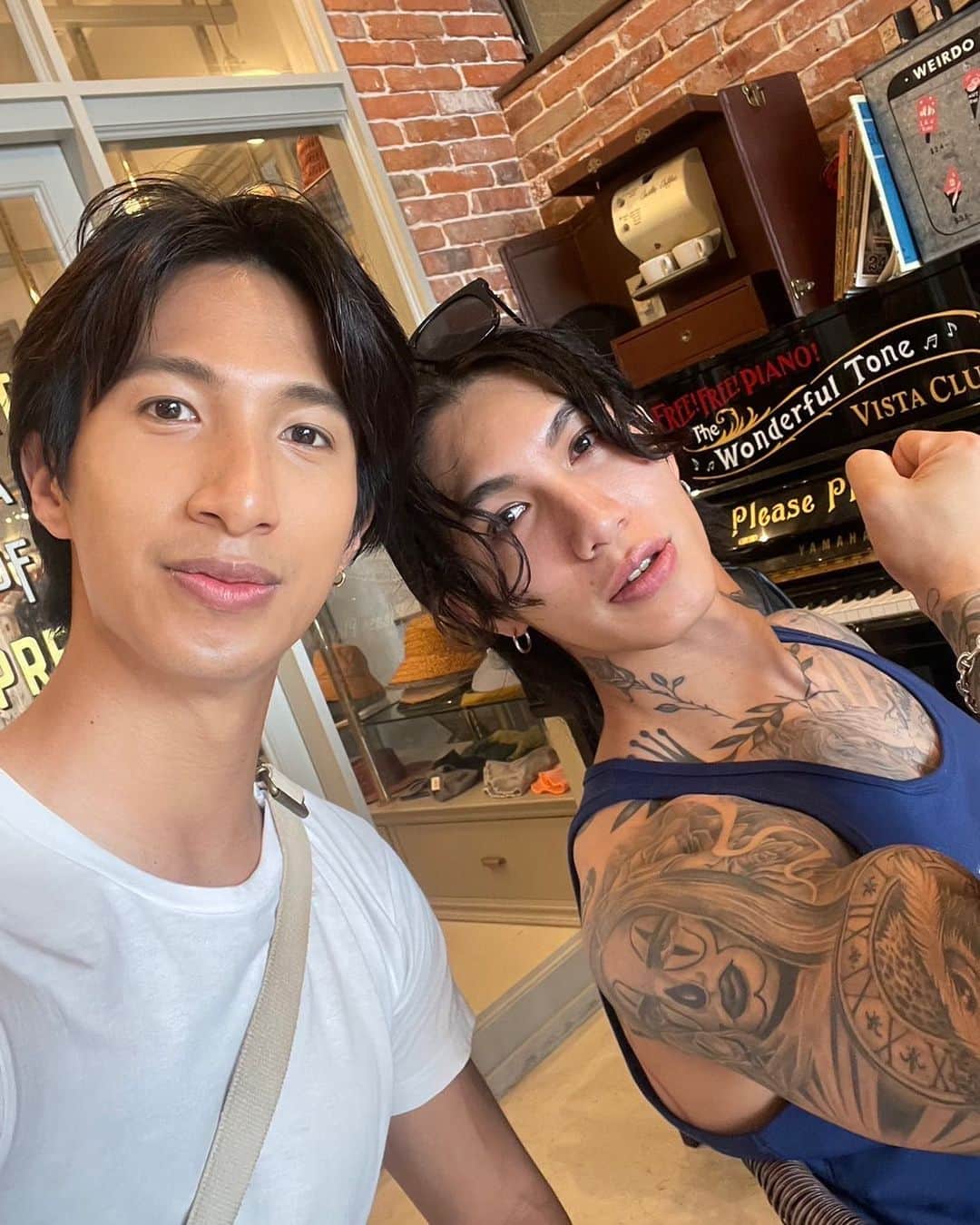 諸岡 昌紀のインスタグラム：「✌️💪 #諸岡兄弟  @kazusa.official   #沖縄 #沖縄本島 #社員旅行 #アメリカンビレッジ #国際通り #筋肉」