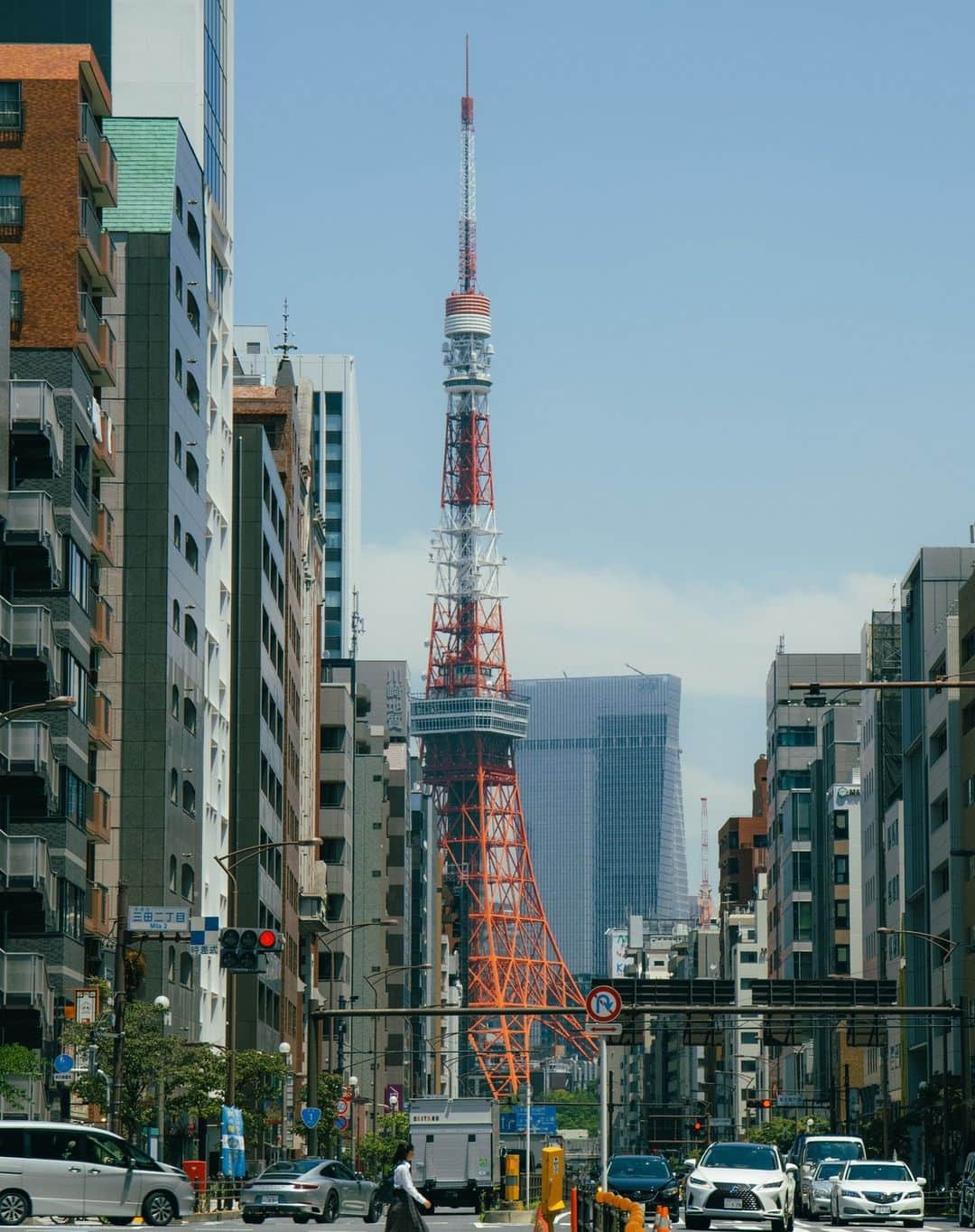 三菱地所レジデンスさんのインスタグラム写真 - (三菱地所レジデンスInstagram)「天空に真っすぐ伸びる「ザ・パークハウス 高輪タワー」は、シンメトリーのシャープなデザインが特長。白金高輪のモダンな街並みに調和します。  都心だからこそ、自然を感じてもらえるよう、植栽にもこだわりました。  ハイセンスなカフェ、特別な日に行きたいレストランから昔ながらの商店街まで、日々の暮らしを満喫できます。  写真「ザ・パークハウス 高輪タワー」（当社分譲済）と現地周辺  三菱地所レジデンスは 「暮らしに、いつも新しいよろこびを」 をコンセプトに住まいを考えていきます。 ザ・パークハウスの物件はプロフィール （ @the_parkhouse ）のURLから！  三菱地所レジデンスはTwitterでも発信しています。 （ @the_parkhouse ）のハイライトから！  #三菱地所レジデンス #ザパークハウス #パークハウス #暮らしにいつも新しいよろこびを #白金高輪 #高輪ゲートウェイ #タワーマンション #港区 #港区高輪 #建築 #建築写真 #建物 #マンション #建築デザイン #東京 #東京タワー」6月26日 16時27分 - the_parkhouse