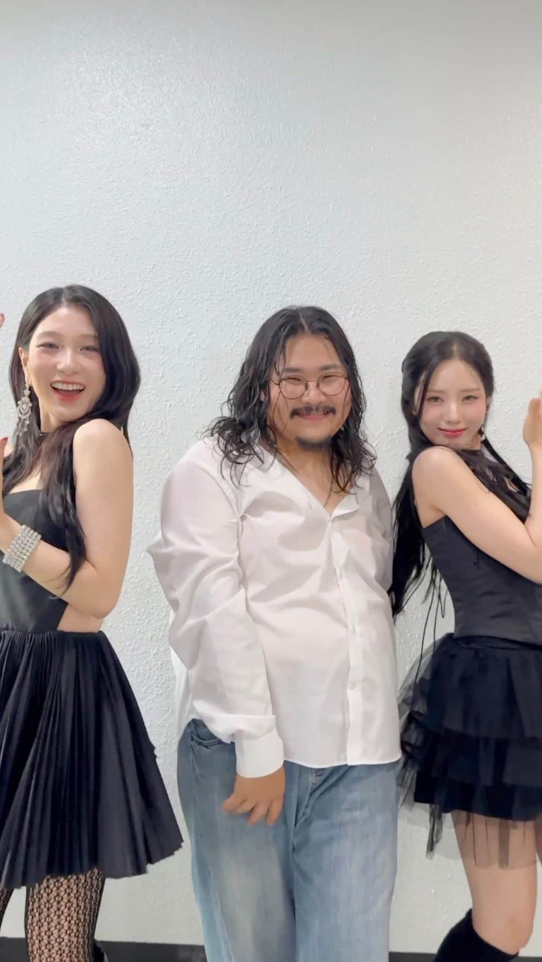 Mnetのインスタグラム：「잔인한 넌 나의 Lover🤙 지금 나를 봐봐 You😆 #menow #지원 #JIWON #서연 #SEOYEON with #웻보이 #WETBOY #fromis_9 #프로미스나인 #flover」