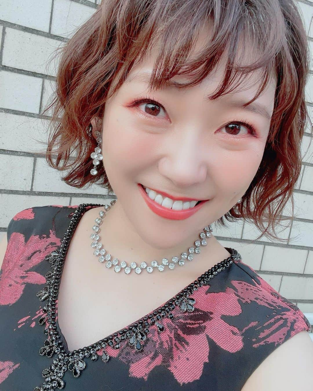 森山愛子さんのインスタグラム写真 - (森山愛子Instagram)「髪の毛ふわふわにしてもらいました。  hair&make  @ayaka_masumizu   #ショートボブ #ヘアアレンジ #ふわふわ」6月26日 16時30分 - aiko_morimountain