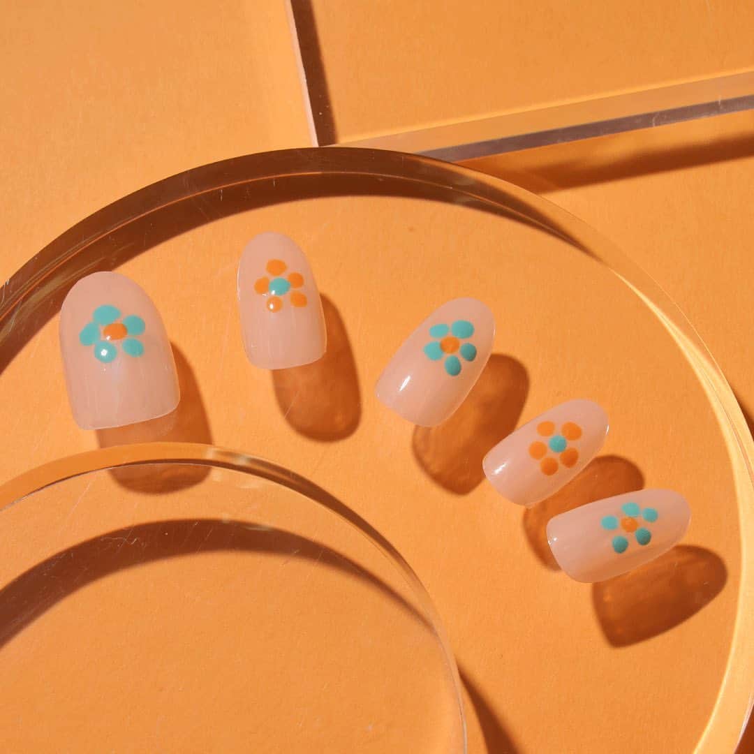 MARY QUANT officialのインスタグラム：「- MARY QUANT NAIL CATALOGUE 2023 日差しに映えるカラーや 抜け感のあるデザインなど 夏にぴったりのネイルデザインをご紹介 指先までお気に入りをまとってHAPPYに！ - #ネイルポリッシュ - Howtoや使用カラーはプロフィールのURLより オンラインショップをCHECK！ - #MARYQUANT #マリークヮント #ネイル #ネイルポリッシュ #ネイルカラー」