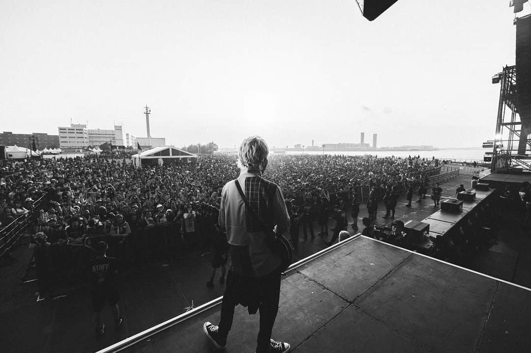 柳沢亮太のインスタグラム：「2023.06.25 東扇島東公園特設会場 ″DEAD POP FESTiVAL 2023 - 解 -″ #オフショット #DPF23 #SUPERBEAVER #SiM #写殺 @cazrowaoki」