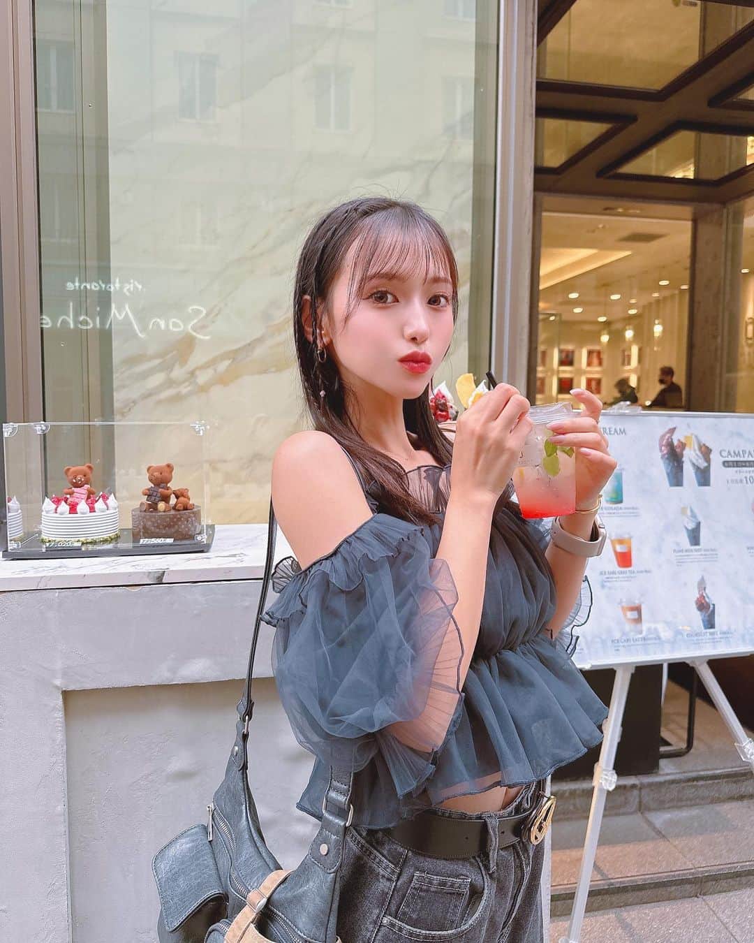 引地裕美のインスタグラム：「louangetokyo lemuseeのテイクアウト🧸🥡🪽  ピンクレモネードソーダと🥤🍋🩷 パチパチソースが乗ったミルクマンゴーパッションソフト🍦✨ プチヌヌースも乗せれたよ🧸  見た目も可愛くておいしかった〜🥰🥰🥰  #ソフトクリーム #食べ歩きスイーツ #映えスイーツ #銀座スイーツ #ドリンク #映えドリンク #おしゃれドリンク #ルワンジュ東京　#ルワンジュ東京ルミュゼ #louangetokyo #louangetokyolemusee  @louange_tokyo  @louangetokyo_lemusee  #ゆうみ服 🧺」