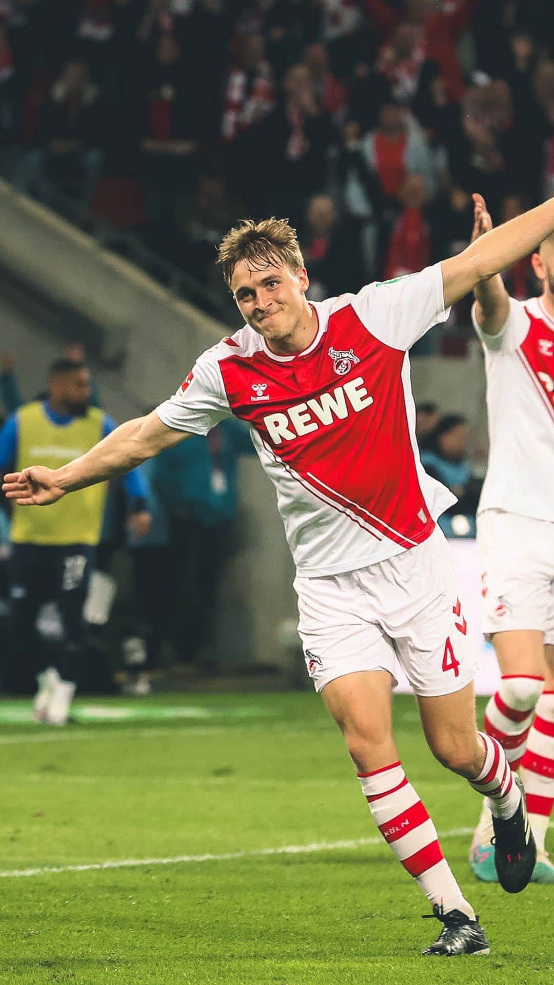 1.FCケルンのインスタグラム：「Doppelte Auszeichnung für Hübi! 🏆  Der sehenswerte Hackentreffer unseres #effzeh-Innenverteidigers wurde nicht nur von den FC-Fans zum Tor der Saison gewählt, auch bei der Abstimmung zum Tor des Monats Mai von der @sportschau erhielt Hübi die meisten Stimmen. Herzlichen Glückwunsch, @timohuebers! 🙌   Den Treffer gibts hier nochmal zum Genießen! 🤩」