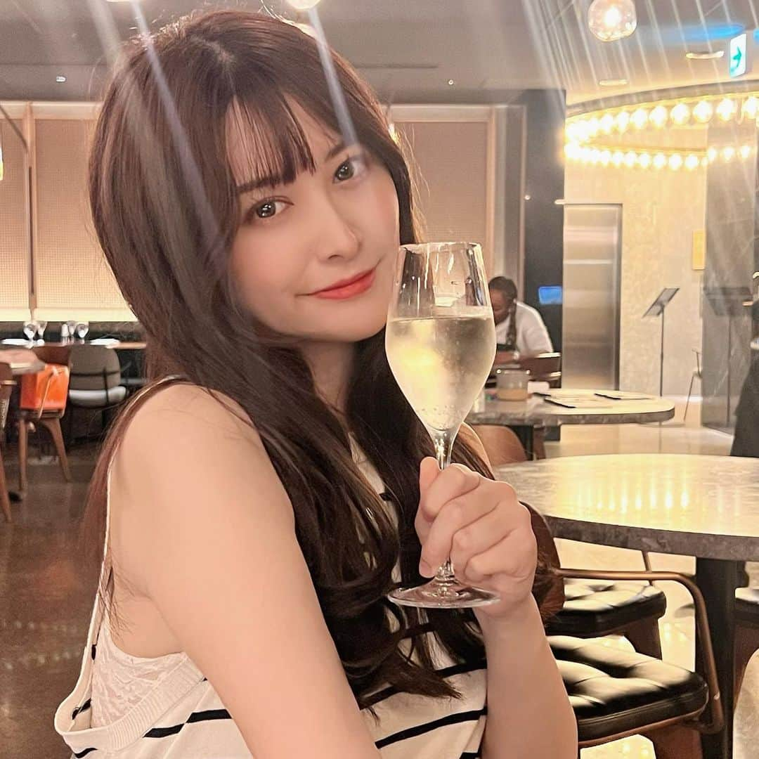 飛鳥凛のインスタグラム：「京都で初めてイタリアンに行って来ました💕  ERUTAN RESTAURANT/BAR  カジュアルな雰囲気でミシュラン一つ星シェフ監修のコースがいただけるお店です🍽️✨  シェアする分かな？と思うほど一皿のボリュームがあって コスパ神級。  量多いと食べられるか心配になっけど、新鮮な京野菜を素材の味を生かした味わいでどれだけ食べても胃に重く残らない！！  甘いのが苦手な私でも感動したひよこ豆のモンブランは是非食べてほしい🥺 豆そのものの味わいとバニラアイスクリームで絶妙な甘味に✨  また京都行った際はここでディナーをしようと思います💕  【前菜】 宮津港直送のイカと九条ネギ カラスミ添え 帆立とケール 極薄生ハムと自家製美山リコッタチーズ ニョッコフリット ブッラータチーズと季節のフルーツ  【スープ】 野菜のうまみを凝縮させたアクアコッタ  【メイン】 鮮魚とホワイトアスパラのカルトッチョ 和牛フィレ肉とイタリア酢味噌で和えたお野菜 プロシュートコットとグラノバダーノ  【パスタ】 丸ごと蕪のタリオリーニ カリカリアンチョビ  【ドルチェ】 ひよこ豆のモンブラン  #erutan #PR #京都 #コスパ最高 #美味しいお店 #観光 #ディナー #京都ディナー」