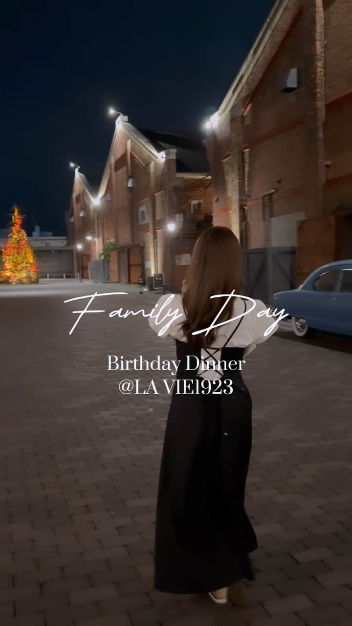 Akaneのインスタグラム：「. みゆ&ラブ Birthdaydinner𓌉𓇋 ‎♡ ふたりともおめでとう🐵🐶💓  今年は👶🏻も一緒にお祝いできたね🥰  tops&onepiece @romile_official  . . #家族の時間#犬のいる暮らし  #女の子ママ#5ヶ月ベビー」