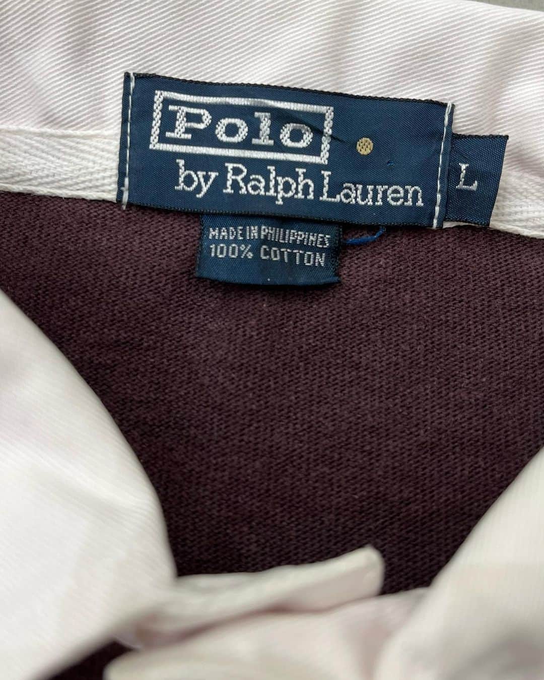 ジャムルさんのインスタグラム写真 - (ジャムルInstagram)「Ralph Laurenボーダーラガーシャツ ¥6800+tax(7480) . 古着では定番、ラルフのラガーシャツですが、なかなかしっくりくる1枚に出会えないのがラガーシャツ。  濃いめのエンジに、グレーの切り替えボーダー。これはオススメできる1枚です！  首元の白が薄っすらピンクに染まっています。全体的に色褪せはありますが、まだまだ着ていただけるコンディションです。 .  WEB SHOPに入荷しております。 是非ご覧ください。 jammru.com  #お問い合わせはお電話で承ります #jammru#ralphlauren  #osaka  #fashion  #streetstyle  #streetfashion  #vtg  #vintage  #used  #usedclothing  #古着 #古着屋 #ファッション #70s #80s #90s」6月26日 16時54分 - jammru