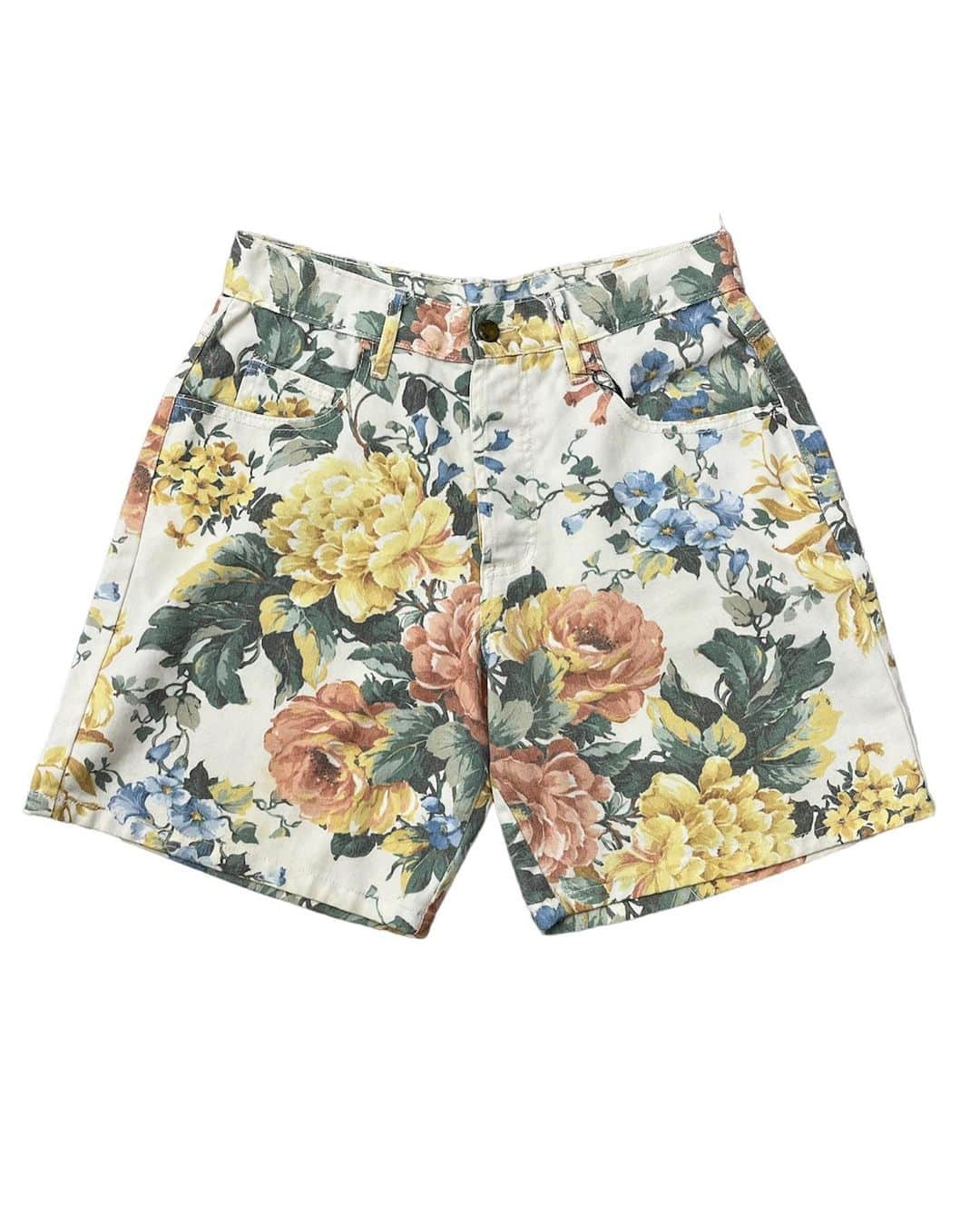 ジャムルのインスタグラム：「USA製 花柄ショートパンツ ¥4500+tax(4950)  . 80年代頃のUSA製、花柄ショートパンツ。 スタイリングの外しに丁度良い感じの1枚。 履いてみると意外と合わせやすい！ .  WEB SHOPに入荷しております。 是非ご覧ください。 jammru.com  #お問い合わせはお電話で承ります #jammru #osaka  #fashion  #streetstyle  #streetfashion  #vtg  #vintage  #used  #usedclothing  #古着 #古着屋 #ファッション #70s #80s #90s」