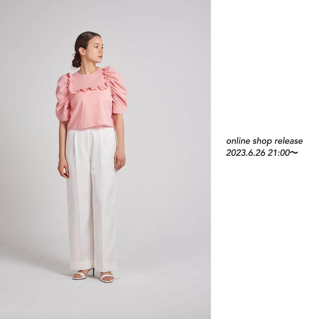yoriのインスタグラム：「*online shop release*  6/26 pm21:00〜 2023summer 新作が入荷致します！  詳細は商品ページをご覧ください！  #シャーベットニットプルオーバー #シャーベットニットノースリーブ #ミニパフブラウス #サテンワイドパンツ  #yori_japan」