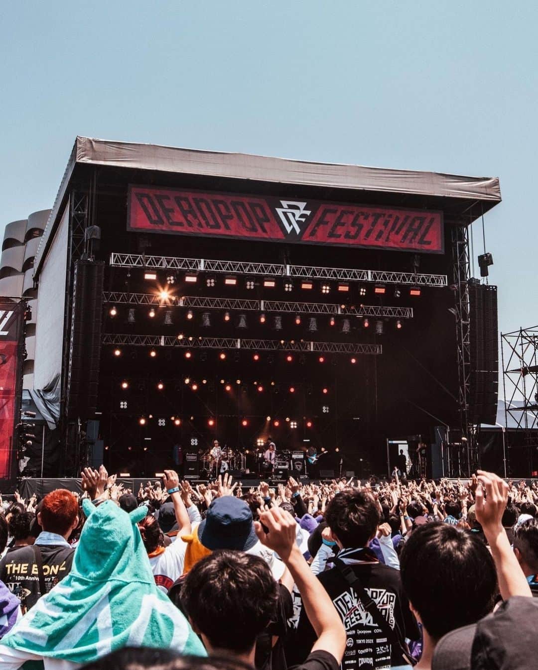 T$UYO$HIのインスタグラム：「. DEAD POP FESTiVAL 2023-解-  コロナ禍色んな気持ちを みんな持っていたけど SiMは自分達のやり方を貫き通してきた 数年前のステージ上でした 政治家に対するMCがホントに素晴らしかったが 昨日もMAHのMCは最高だったな  スパイシーだったとしても ひと匙の甘みを入れる事を忘れない 言葉のバランスが個人的にはとてもツボだ そしてMAHとはそんなに沢山の事を 語り合ったわけではないが真のブレない 嘘をつかない男という印象が変わらない  という事でSiMの話ばかりになってしまったがw Dragon Ashはトップバッターでこの夏のフェスの始まりを鳴らしたぜ  photo @nekoze_photo   #dragonash #SiM #dpf  #deadpopfestival」