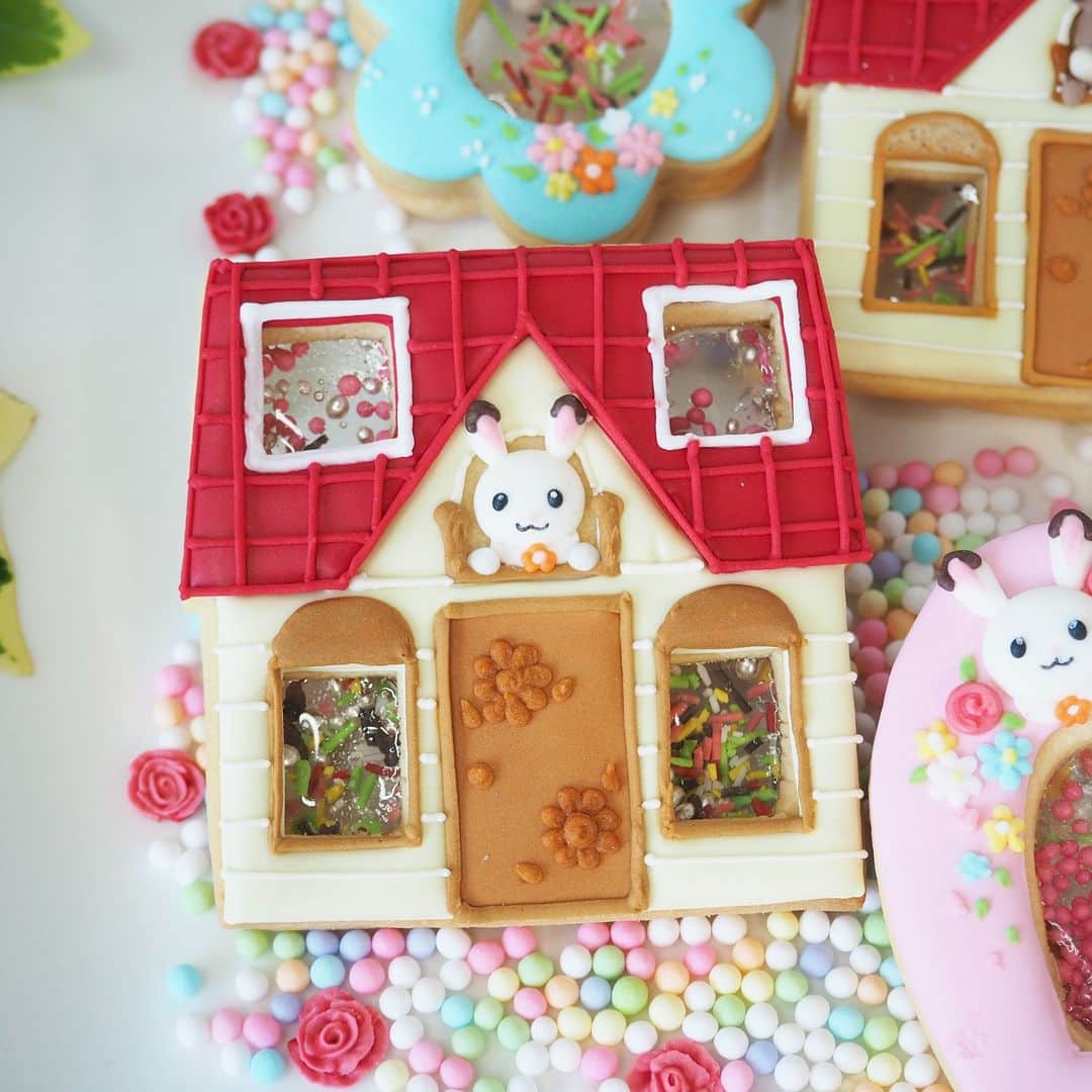 シルバニアファミリー【公式】 さんのインスタグラム写真 - (シルバニアファミリー【公式】 Instagram)「「シルバニアファミリーのシャカシャカクッキー」を作ってみませんか🌹？  振るとシャカシャカ音がするかわいいクッキーです🎵  こちらはお菓子作家の上岡麻美さん( @asami_kamioka )の作品です✨  ＜材料＞ A.土台のクッキー（約6個分） ・無塩バター　90g ・粉糖　60g ・卵黄　20g ・薄力粉　200g  B.アイシング ・粉糖　200g ・卵白　30g ・アイシングカラー（イエロー、レッド、ピンク、グリーン、オレンジ） ・竹炭パウダー　適量  C.飴部分 ・パラチニット　50g ・アラザン　適量 ・トッピングシュガー　適量 　 ＜作り方＞ A.土台のクッキー ① ボウルに無塩バターを入れホイッパーで撹拌し、粉糖を入れ混ぜる。 ② 卵黄も入れ白っぽくなるまで混ぜる。 ③ 薄力粉を入れゴムベラで混ぜる。 ④ 生地をラップで包み１時間冷蔵庫で冷やす。 ⑤ 生地を５㎜のバール（ルーラー）で伸ばし、クリアファイル等で家の型やハート型などの抜型を作り、抜く。 ⑥ 家は窓の部分をさらにくり抜く。同じものをもう一枚用意する。（もう一枚はアイシングしない） ⑦ ハート型などは縁が太めになるように小さめの型で中を抜く。 ⑧ 160～170℃のオーブンで15～20分ぐらい焼く。焼けたら網や平らな場所に移して冷ます。  B.アイシング ⑨ ボウルに粉糖、卵白を入れフォークやスプーンで3分ほど混ぜる。 ⑩ 固さを調整し、アイシングカラーで色付けしてそれぞれコルネに入れる。 ⑪ 固めのアイシングで縁取りをする。 ⑫ 中を柔らかめのアイシングで塗り、乾燥させる。 ⑬ フレアは、固めの白で楕円を描き乾燥させる。 ⑭ 耳を描き、乾燥したら固めのピンクで中を描く。 ⑮ 襟と耳、鼻の部分を描く。 ⑯ 目、口を描く。 ⑰ ラルフも同じように描いていく。 ⑱ 赤い屋根のお家も描いていく。できたアイシングは一晩乾燥させる。 C.飴部分 ⑲ パラチニットを耐熱容器に入れ600ｗで1分ずつ加熱する。 ⑳ 粒々がなくなり液体になるまで溶かす。(熱いので注意！) ㉑ アイシングしたクッキーと、⑥で用意した同じ形の重ねるクッキーを、それぞれアルミホイルの上に置く。 ㉒ 穴をあけた部分にパラチニットを流す。 ㉓ 固まるまで置いておく。 ㉔ 固まったら、アイシングしていない方の飴部分にアラザンやトッピングシュガーをのせ、接着面にアイシングを絞り、  アイシングしたクッキーを上から重ねる。 ※㉕アイシングで簡単な薔薇の作り方：固めのアイシングで丸く絞り乾燥させ、上から渦巻を描く。  作った方は、 #シルバニアファミリーてづくり部 をつけて投稿してくださいね♪  #シルバニアファミリー #シルバニア #sylvanianfamilies #calicocritters #sylvanian #ドールハウス #dollhouse #ミニチュア #miniature #かわいい #可愛い #cute #癒し #癒される #kawaii #キャラフード #クッキー #シャカシャカクッキー #シルバニアファミリーてづくり部」6月26日 17時00分 - sylvanianfamilies_jp