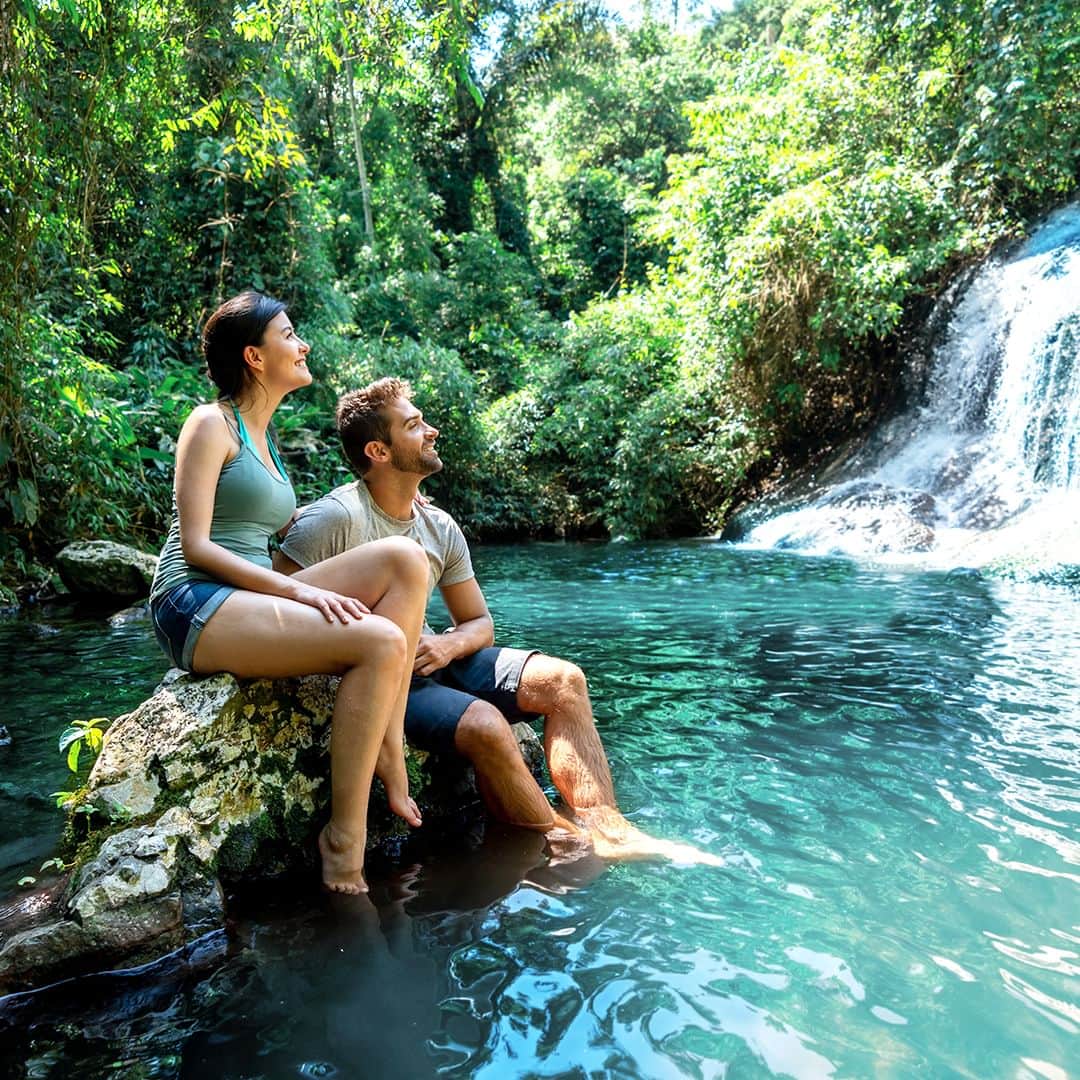 アイスウォッチのインスタグラム：「Let’s travel together and get lost in beautiful places. 🌊🌴  #icewatch #iceclearsunset #waterfall #holidays #summer #couple #love」