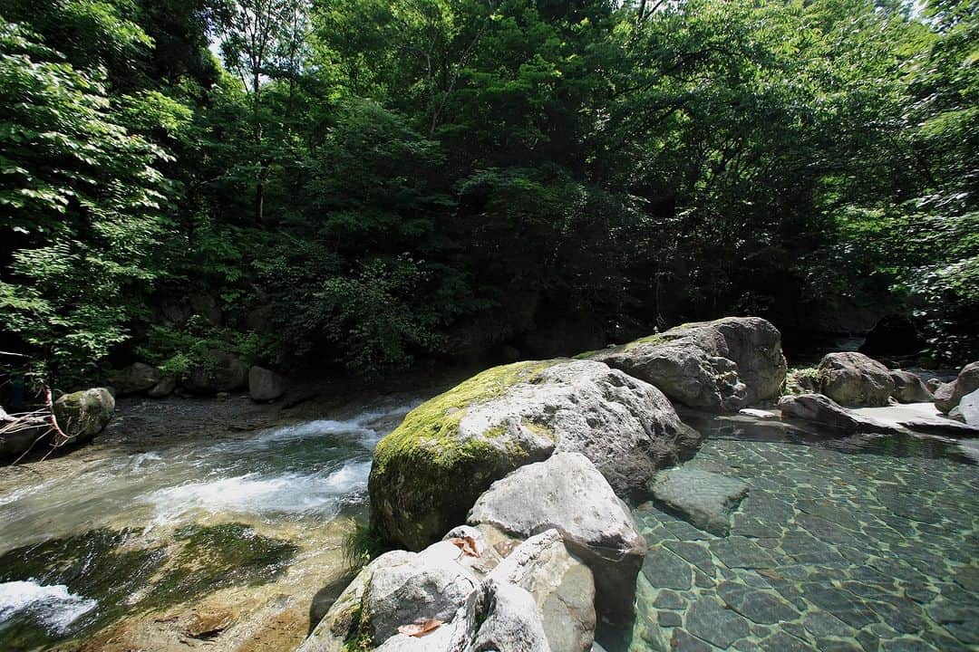 福島県さんのインスタグラム写真 - (福島県Instagram)「【今日は露天風呂の日！】  本日、6月26日は露天風呂の日。「ろ（6）てん（・）ぶ（2）ろ（6）」の語呂合わせにちなんで定められたそうです。  全国でも有数の温泉地数を誇る福島県内には、もちろん魅力的な露天風呂があります。例えば、天栄村にある「大丸あすなろ荘」では、しぶきをあげる渓流沿いで、自然を感じながら露天風呂を楽しむことができます。（男湯のみ）  他にも県内には日常を忘れてゆっくりとした時間を楽しめる露天風呂がたくさんあります。ぜひ、次のお休みには露天風呂で自然を感じながら日頃の疲れを癒やしてみてはいかがでしょうか。  #露天風呂 #温泉 #天栄村 #福島県 #teneivillage  #Fukushima #RealizeFukushima #NotADreamFukushima #ひとつひとつ実現するふくしま」6月26日 17時00分 - realize_fukushima