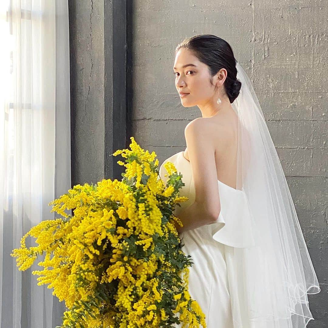 ハツコ エンドウさんのインスタグラム写真 - (ハツコ エンドウInstagram)「＊  Hatsuko Endo Weddings_  Hair&Makeup：Hatsuko Endo @akiko__endo  @hatsukoendo_okayama  @hatsukoendo_sakata  @hatsukoendo_hairmakeup   Dress：Olga（Off White）／No.8404 @a_by_hatsukoendo  ハツコ エンドウ ウェディングス銀座 03-3563-1411  Accessories：Hatsuko Endo Weddings Bouquet： @ardoise1986  #hatsukoendo  #hatsukoendoweddings #hatsukoendobeauty #abyhatsukoendo  #wedding #dress #hair #makeup #bridal #photo #shooting #accessories  #veil  #bouquet  #ハツコエンドウ #ハツコエンドウウェディングス #ウェディングドレス #エーバイハツコエンドウ #新作 #ブライダル #ビューティー #ヘアメイク #撮影 #プレ花嫁 #日本中のプレ花嫁さんと繋がりたい #アクセサリー  #ヴェール  #美容師  #ブーケ  #ミモザ」6月26日 17時00分 - hatsuko_endo