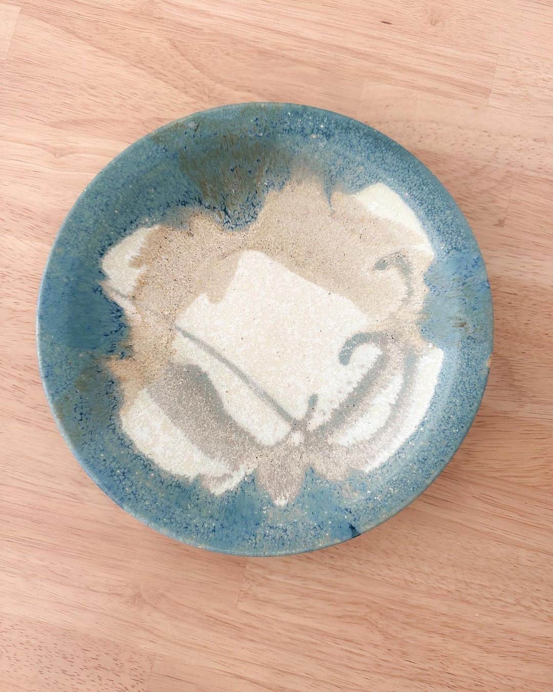 渕上彩夏さんのインスタグラム写真 - (渕上彩夏Instagram)「𓂃 𓂃 𓂃 あよおさんの綺麗な器に @ayoo_pottery   サラダをもってみたよ！ 綺麗で美味しかった。  ペロリ。  #サラダ #器 #あよお #熊本」6月26日 17時04分 - ayakafuchigami725