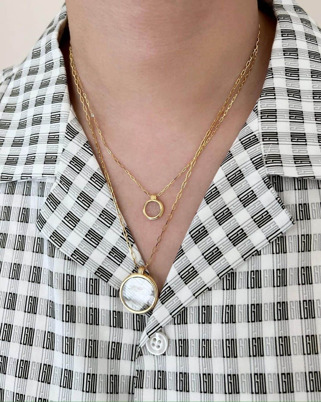 アーカーさんのインスタグラム写真 - (アーカーInstagram)「Compass Crystal Necklace and Small Compass Crystal Necklace Available at fivethirtypark.com  #530park #fivethirtypark #mensjewelry #unisexjewelry #unisex #GenderNeutralJewelry #jewelry #jewellery #finejewelry #ファイブサーティパーク #ユニセックスジュエリー #メンズジュエリー」6月26日 17時15分 - fivethirtypark