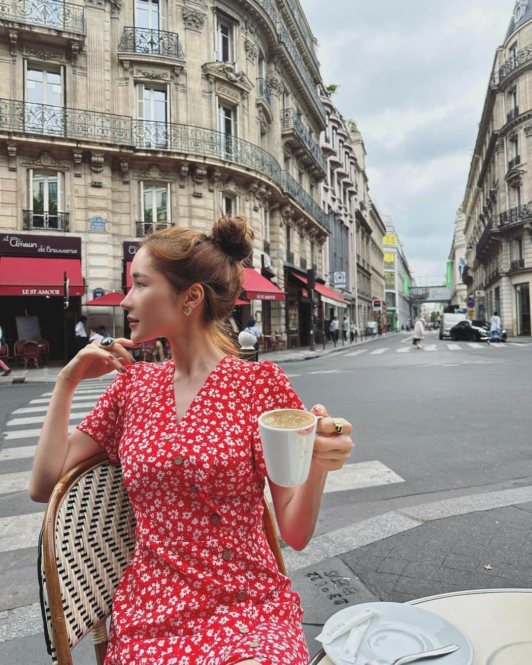 fukishaljさんのインスタグラム写真 - (fukishaljInstagram)「Croissants et chocolat chaud🥐☕️💋  ParisのメトロⓂ️に乗ってみたかったので 詳しいお友達に案内してもらったの〜 椅子まで可愛くってきゅんきゅんしちゃう🤭」6月26日 17時09分 - fukicammy_official