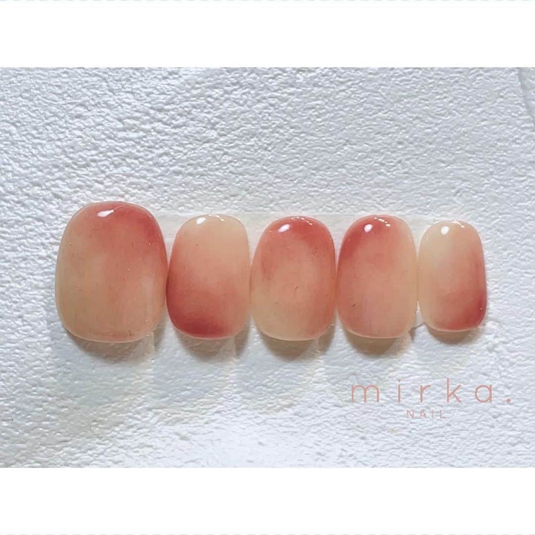 mirka. NAIL(ミルカネイル)のインスタグラム：「⁡ ⁡ new !! ⁡ ⁡ 毎年人気の桃ネイル🍑 ⁡ ⁡ 今年は繊維をいれてよりリアルに ⁡ ⁡ ⁡ #mirkanailsample ⁡ ………………………………………………………… ⁡ ご予約、お問い合わせは LINE ID⇒ @mirka.nail (@含む)まで。 ⁡ ご新規様はハイライトの「ご案内」と「ご予約方法」を必ずお読みいただいてからご予約くださいますようお願いいたします。 空き状況や詳細はLINEの投稿からご確認ください。 ⁡ ⁡ ⁡ ⁡ #mirkanail#nails#nail#nailart#naildesign #ショートネイル#ネイルアート#ネイルデザイン#ネイル#大人ネイル#シンプルネイル#オフィスネイル#ニュアンスネイル#ナチュラルネイル#カジュアルネイル#ショートネイルデザイン#美甲#夏ネイル#夏ネイル2023 #プライベートサロン#プライベートネイルサロン#東京ネイルサロン#東京ネイル#江東区ネイルサロン#森下#清澄白河#桃ネイル ⁡」