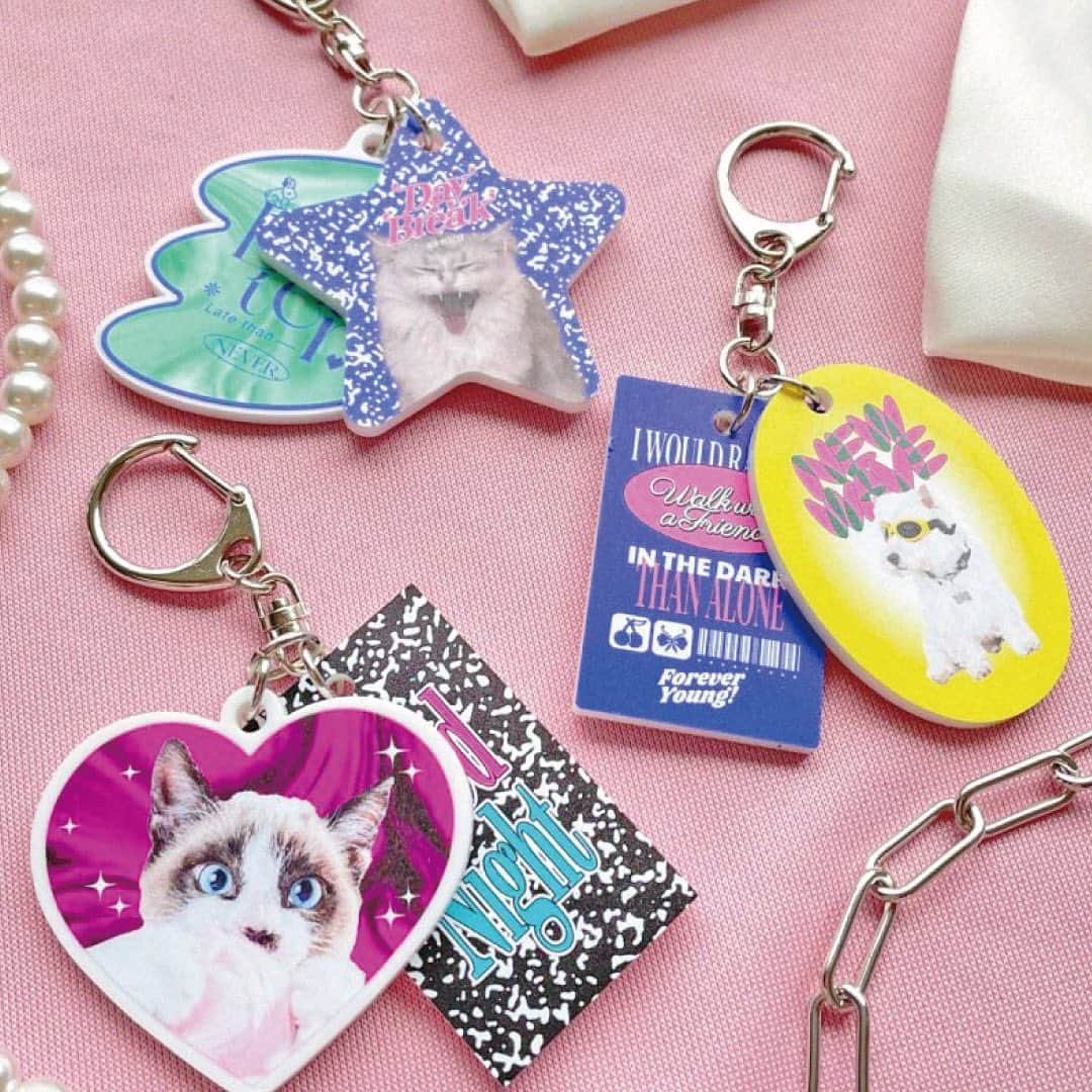 スピンズのインスタグラム：「\ 𝗡𝗲𝘄 𝗶𝘁𝗲𝗺 / ︎✿アクリルキーホルダー/モチーフ ¥1,320 tax in ⁡ ポップなアニマルデザインが可愛すぎる🐱🐶💖 アクリルキーホルダーが入荷しました🧾💘💘 ⁡ ちょっとした小物をオシャレに…🤭✌️♥️ ⁡ ⁡ 今回ご紹介したアイテムは 全国の𝗦𝗣𝗜𝗡𝗡𝗦店舗 𝗼𝗿 𝗦𝗣𝗜𝗡𝗡𝗦 𝗪𝗘𝗕 𝗦𝗧𝗢𝗥𝗘 にて購入できるので是非チェックしてね✍🏻✨ ⁡ #𝗦𝗣𝗜𝗡𝗡𝗦 #スピンズ #𝗼𝗼𝘁𝗱 #スタッフスナップ #𝗦𝗣𝗜𝗡𝗡𝗦スタッフ #プチプラコーデ #きょコ #夏コーデ #キーホルダー #リュックキーホルダー #リュックのここ」