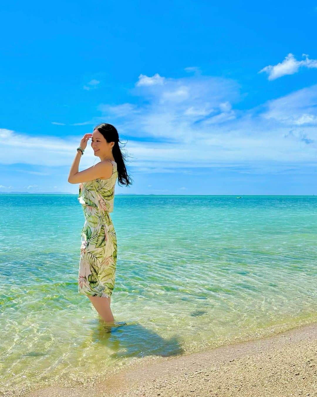 吉山りさのインスタグラム：「🏖🐠☀️ 沖縄から東京に帰れない疑惑浮上😎✈️❌  何色にも輝く海💕  🐬🏝  めちゃくちゃ綺麗だったから  タオルもないのに  我慢できなく入るコトナ😍💕  人間だもの🩵🩶🩷  #okinawa #沖縄 #おきなわ  #beach #beautifulbeach  #beautiful #🏖 #吉山りさ #美容 #happy  #幸せ  #フリーモデル #女子旅 #一人旅 #モデル #model #Japanese #温泉ソムリエ #お風呂 #温泉モデル #温泉女子 #写真 #写真撮影 #撮影モデル #photography #タビジョ #旅 #撮影 #エメラルド  #blue」