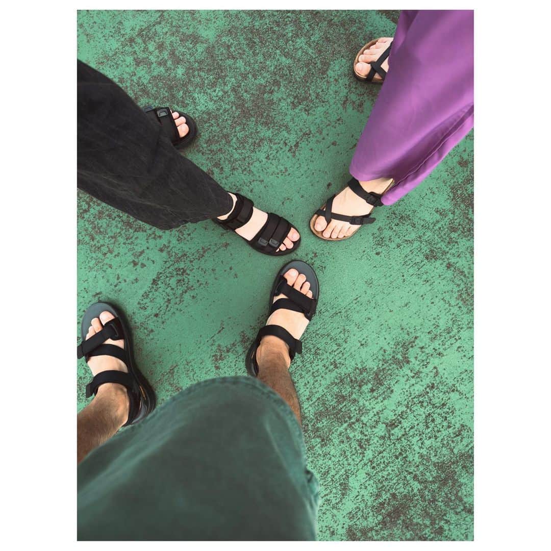 肥野竜也のインスタグラム：「＂Sandal＂3人だけに3ダルw ⁡ #サンダル #夏ですね #ファミリー #sandal」