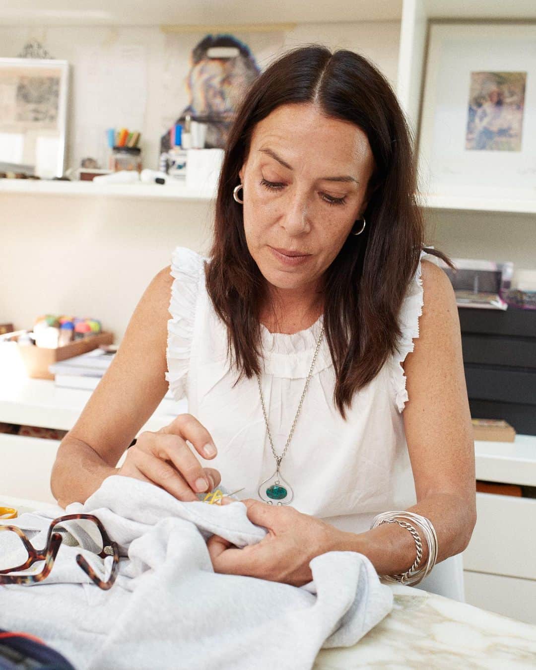 アーペーセーのインスタグラム：「Celebrating the creative family of A.P.C.   A pioneer of the customization movement of the early 1990s and an early adopter of upcycling, Jessica Ogden @the_cats_whiskers has been drawing and sewing since childhood. After launching her own brand in England, she returned to live in Jamaica, where she grew up. She created the Madras collection with A.P.C. in 2006.   A.P.C. and Jessica introduced the Quilts project in 2010, born from the interest she shares with Jean for patchwork, as well as a desire to revive the accumulated stocks of A.P.C. fabrics over the seasons. These unique hand-sewn quilts in various patterns, sizes and colors reflect the history of the brand and Jessica's inspiration. Quilts ROUND 23, in collaboration with @sacaiofficial, was released last month.  We're thrilled to be celebrating this long-standing friendship with A.P.C. through a series of private workshops across Paris, Berlin and London. More to come.   #APCParis」