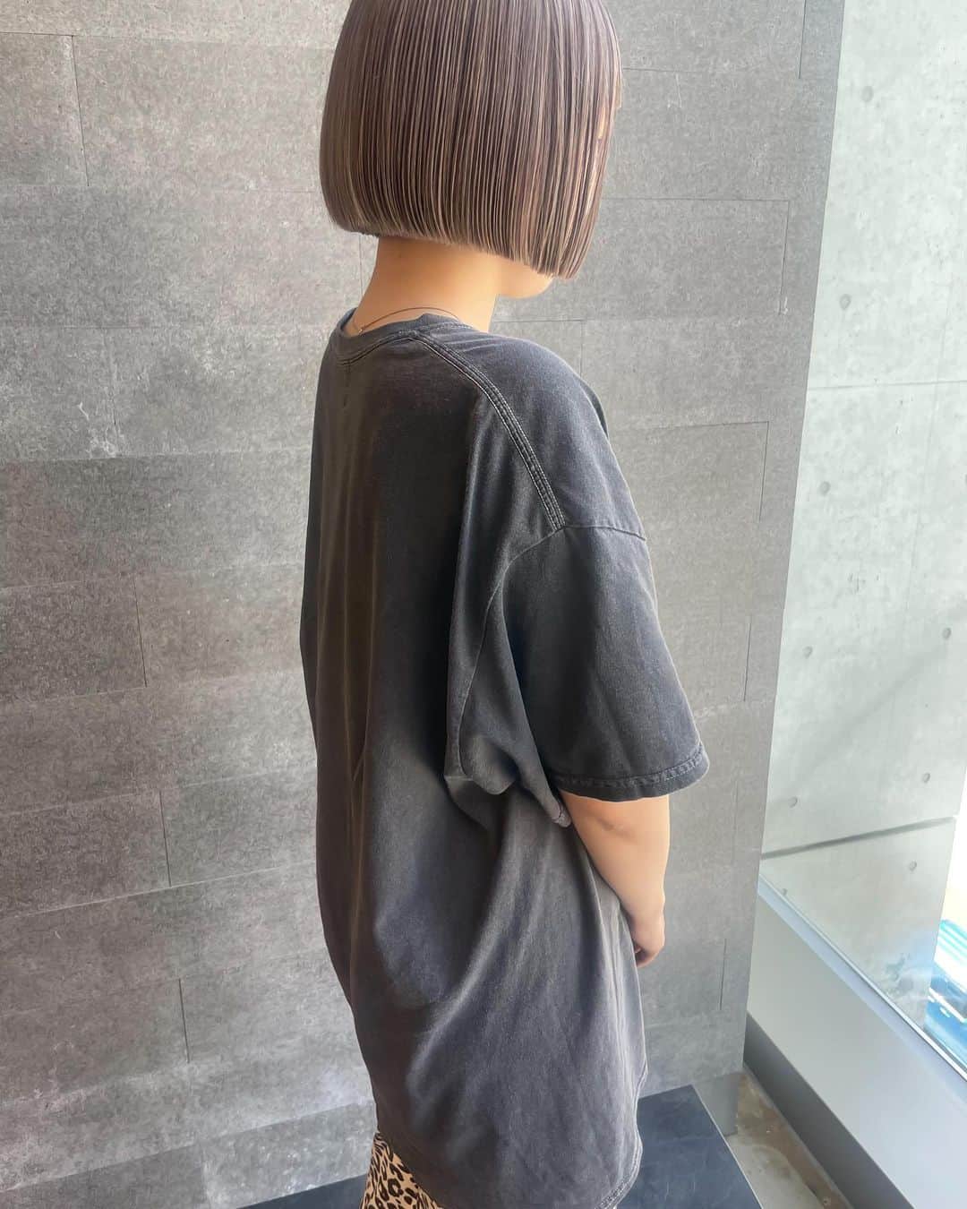YUMIKOのインスタグラム：「ママに人気⤴︎ミニボブ カラーはブリーチ後 イルミナカラービーチに補色を足して◯  耳上は刈り上げてます🫶🏻  お洒落〜  #札幌美容師#札幌美容室#ショートヘア#ミニボブ#白髪ぼかし  #결혼식#헤어#미용실#イルミナカラー#イルミニスト#2023トレンド#髪質改善#ハイライト#ボブ#札幌ボブ#札幌カット#札幌ママ」