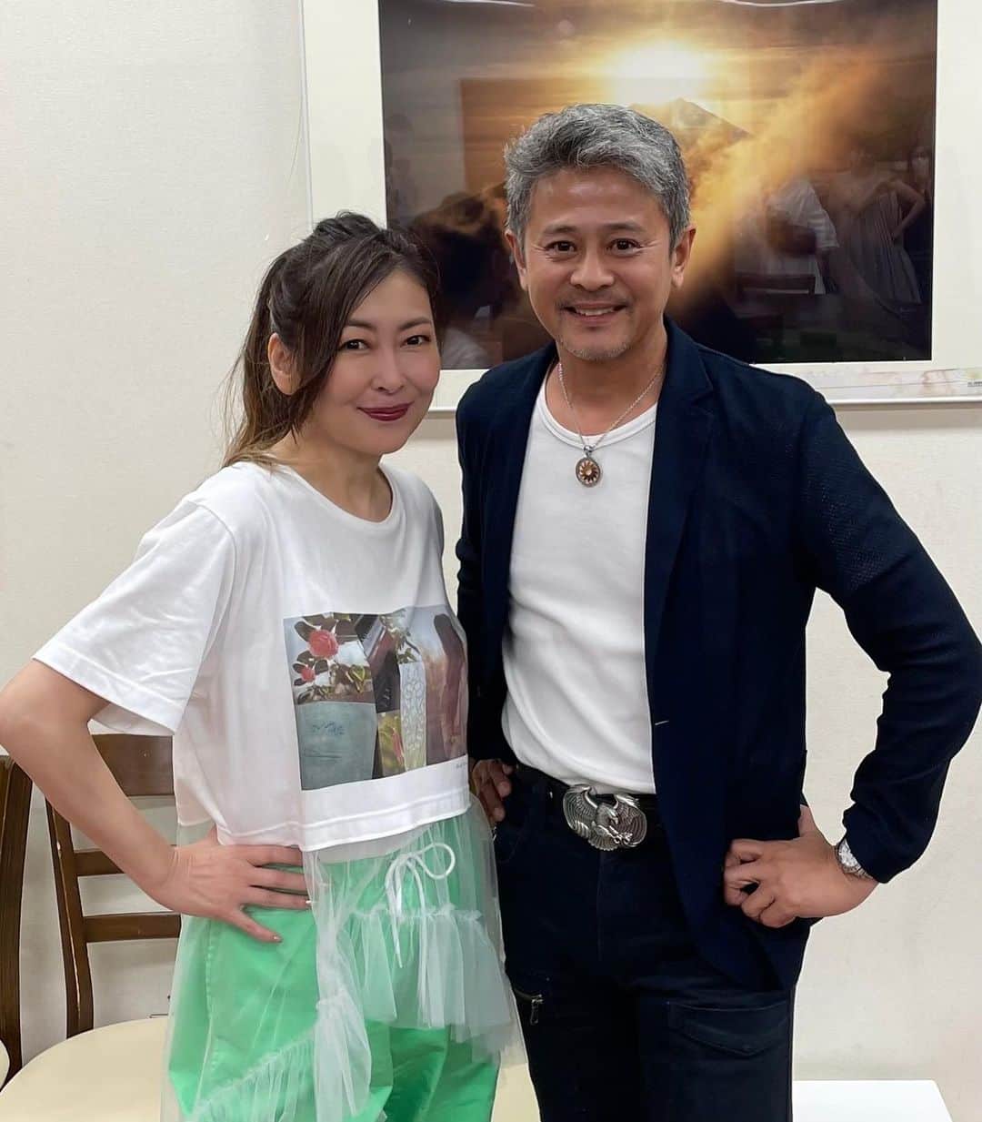 中山美穂のインスタグラム：「数年前の私のバースデーパーティーにも来てくれて盛り上げてくれたシゲちん。 河口湖にも来てくれた。 38本のバラの花束を持って。 普段会うことは無いんだけど、毎年誕生日にはメッセージを送り合って。 おさななじみ。 シゲちん。  聞いたら男闘呼組さんの名付け親だって！ 私彼らと同世代で、みんな接点があるので、いつか共演したいなあと思ってたのでシゲちん宜しく！笑」