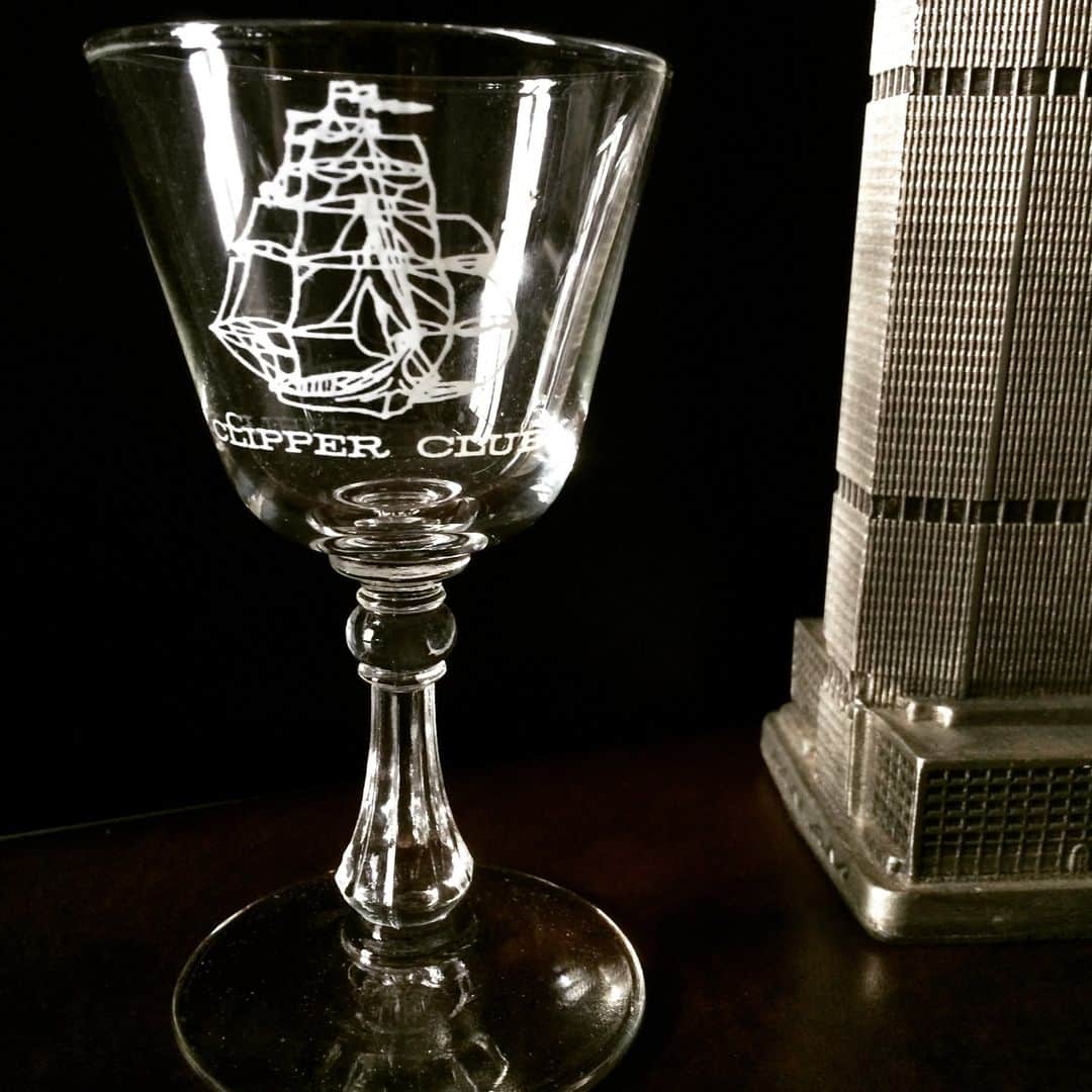 フィリップ・P・キーンのインスタグラム：「From my collection. Cocktail glass from the Pan Am Clipper Club. pan.am.museum @thepanammuseum.org @panammech @sticknobillsonline.com #vintage #cocktails #club #clipper #aviation #airline #travel #ship」