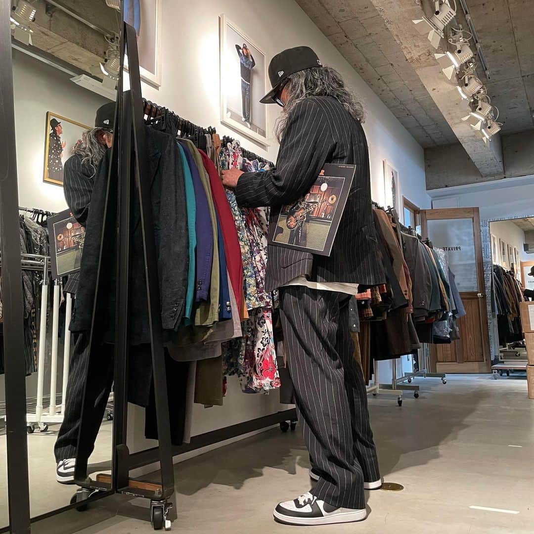 大久保篤志さんのインスタグラム写真 - (大久保篤志Instagram)「#今日の1枚 #partydown #littlebeaver #今日のコーデネイト #cap#whitesox #newera  #suits#supreme #tshirts #saintmxxxxxx #sneakers#nike #commedesgarconshommeplus  #eyeglasses #白山眼鏡#thestylistjapan  #mensfashion #vinylcollection  #ellarecords   ６月２６日！ YouTube第３３弾！！ supreme suitsコーディネート❗️ ２０時配信‼️」6月26日 17時21分 - okubomegane