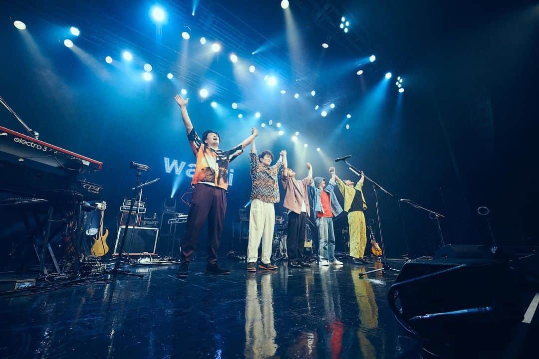 のインスタグラム：「遅ればせながら、先日無事にライブハウスツアーのファイナルを終えることができました。  お客さんとしては何度も行ったことがあるZepp DiverCityですが、そこでwacciとしてライブができたことがとても感慨深かったです。  東京公演ではスペシャルゲストにasmiさんをお迎えして新曲「リバイバル」を披露させていただきました。 asmiちゃんの歌声、良かったな〜🎤 また一緒にやりたい！ じゃないとリバイバルがライブで出来ないから(笑)  ライブに来てくれた皆様、本当にどうもありがとう‼️ まだライブでお会いしましょうね👋  さて、最近のwacciといえば、8月のホールライブに向けて準備を開始しております。 今回のライブハウスツアーを上回るめちゃくちゃ楽しいライブを準備してお待ちしておりますのでお楽しみに😁」
