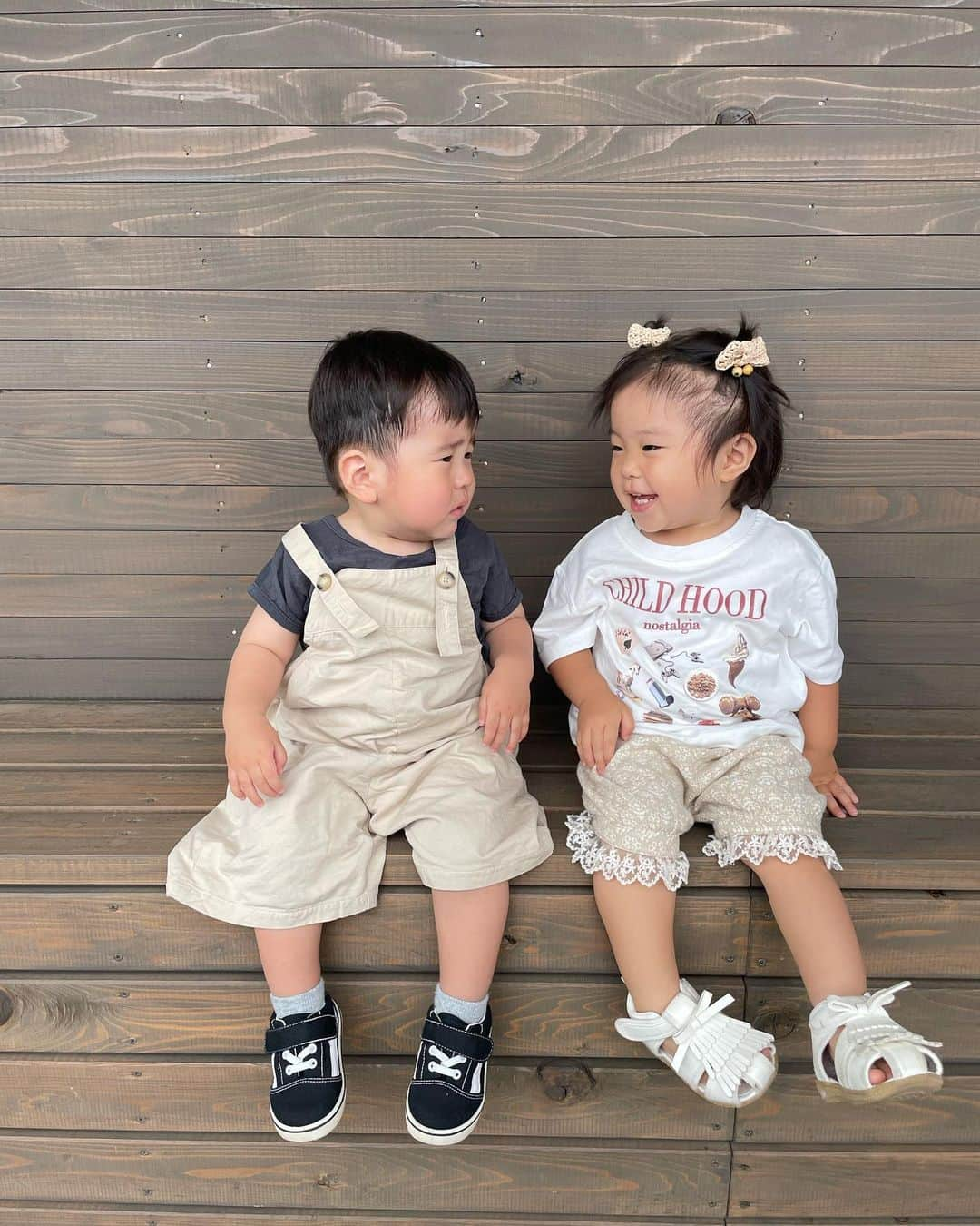 山田如凜のインスタグラム：「ㅤㅤㅤㅤㅤㅤㅤㅤㅤㅤㅤㅤㅤ 可愛い2人𓂃👧🏻👦🏻ˎˊ˗ ㅤㅤㅤㅤㅤㅤㅤㅤㅤㅤㅤㅤㅤ 仲良い友達と子供が同い年なのって 嬉しいだよね ~ 何回もあってるけど今までで一番 仲良く遊んでくれててびっくり嬉しい（笑） ㅤㅤㅤㅤㅤㅤㅤㅤㅤㅤㅤㅤㅤ 羽茉が友達と遊んでる姿も中々見ることができないから 新鮮で見ててほっこり𖤣𖥧𖥣𖡡𖥧𖤣 ㅤㅤㅤㅤㅤㅤㅤㅤㅤㅤㅤㅤㅤ 手繋いで歩いてるの可愛すぎるだろ ~ ♥ ㅤㅤㅤㅤㅤㅤㅤㅤㅤㅤㅤㅤㅤ ㅤㅤㅤㅤㅤㅤㅤㅤㅤㅤㅤㅤㅤ 富山の気になってたワッフルとスコーンのカフェへ🧇𓍣𓍤 ㅤㅤㅤㅤㅤㅤㅤㅤㅤㅤㅤㅤㅤ ワッフルもスコーンも焼きたてで凄く 美味しかったしアイスも🍨トッピングできて 大好きなピスタチオ味があって嬉しい ~ ！ ㅤㅤㅤㅤㅤㅤㅤㅤㅤㅤㅤㅤㅤ 子供の遊び場も充実してるしおむつ変えるところも 授乳室もあって絶対また行きたい🍃ㅤㅤㅤㅤㅤㅤㅤㅤㅤㅤㅤㅤㅤ ㅤㅤㅤㅤㅤㅤㅤㅤㅤㅤㅤㅤㅤ 子供服も売ってて可愛すぎて何着か買ったし 新しいお洋服着て早く羽茉とお出かけしたいなぁ ~ ㅤㅤㅤㅤㅤㅤㅤㅤㅤㅤㅤㅤㅤ ㅤㅤㅤㅤㅤㅤㅤㅤㅤㅤㅤㅤㅤ  #富山カフェ #富山ランチ #富山カフェ部 #富山子連れランチ #富山子連れカフェ #1歳 #1歳児 #1歳男の子 #1歳女の子 #子供服 #子供のいる暮らし #子供服コーデ #子供コーデ #キッズコーデ #韓国こども服 #ママガール #たまひよ」