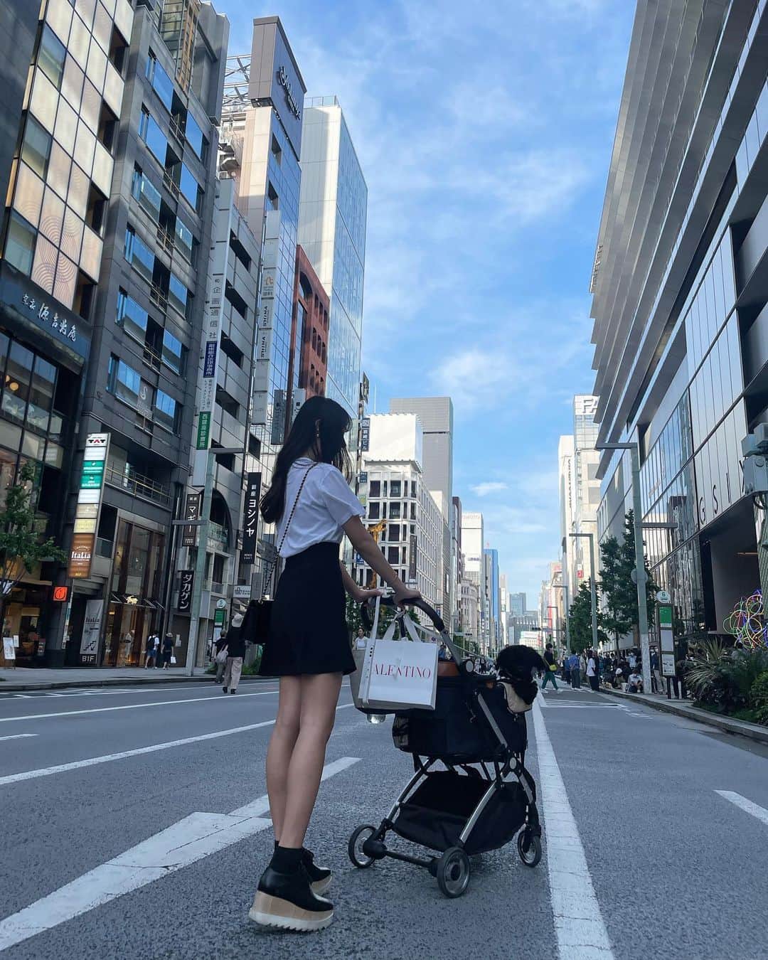 瀬階りりあのインスタグラム：「この間の歩行者天国🚶☁️  私とベル、あと少しで１つお姉さんになります🐶👩🏻 #成長なのか老いなのか」