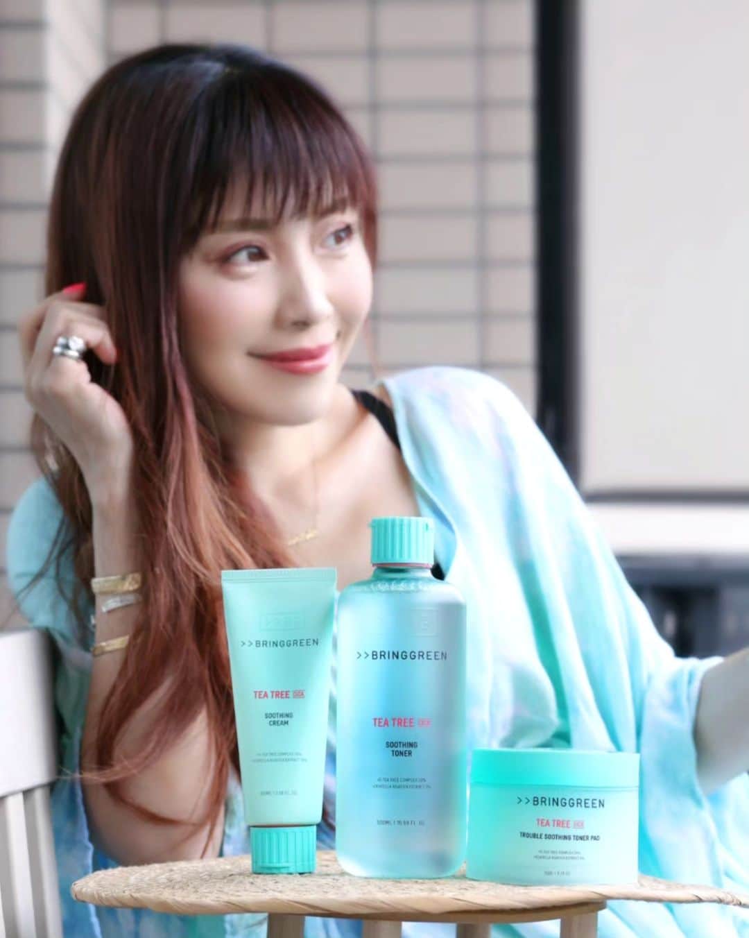 丹遥ニナさんのインスタグラム写真 - (丹遥ニナInstagram)「暑くなってきて、さっぱりしたスキンケア商品がほしいよね❕🍒 ・ ・ 見てみて、さらにアップグレードされた韓国スキンケアブランド「BRINGGREEN」の代表ライン、ティーツリー シカの3種が発売!(トナー、クリーム、パッド) @oliveyoung_japan / @bringgreen_japan ❣️💖⤴️ ・ ・ 📍 BRINGGREEN ティーツリーシカスージングトナー500mL_NEW  定価:2700円(税込) ーーーーー 超たっぷりの⼤容量500mlトナーでいっぱい使える。  低刺激で、肌を整えて落ち着かせるトナー（※すべての人に刺激が起きないわけではございません）  ティーツリーにシカを加えたさわやかなウォータータイプのテクスチャー、程よい清涼感を与え、日差しで敏感になったお肌に⽔分を補給してくれる。  べたつかず肌になじみやすい、使い心地もさっぱり💠😘🥰 ・ ・ 📍BRINGGREEN ティーツリーシカスージングクリームプラス 100mL_NEW  定価:2,050円(税込) ーーーーー  スージング ジェルクリーム、わぁ〜暑い夏にぴったり❕  ツボクサエキス、ティーツリーにシカを加え、敏感になった肌に⽔分を補給してくれる。  塗った後はサッパリ、伸びがめっちゃいい、肌に良く馴染む！翌日化粧ノリもいい⤴️🍒✌️ ・ ・ 📍BRINGGREEN ティーツリーシカートラブルスージングトナーパッド 90枚  定価:2,300円(税込) ーーーーー 朝晩、洗顔後のスキンケアの第⼀段階で化粧水としても使えるし、また集中ケアが必要な部位にパッドをのせて、3~5分間置いてはがしたら、お肌は潤い⤴️  純綿ホールタイプ⽣地なので、肌に負担にかけない、敏感肌も使えて、皮膚をすこやかに保つ。  さっぱりとしていて、潤いも感じる。肌なじみが良くて、ベタベタしないから使いやすい🫰💋 ・ ・ 👇👇👇こちらブリングリーン商品は👇👇👇 オリーブヤング公式Qoo10店/楽天店で購⼊できるし、様々な⾦額別ショップクーポンもあるので、めっちゃお得な機会なので、気になる方は是非見てみてね😉💕🎉 ・ ・ #bringgreen #ブリングリーン #oliveyoung #オリーブヤング #TEATREECICA #ティーツリーシカトナー #PR ・ ・ ✯✯✯✯✯✯✯✯✯✯✯✯✯✯✯✯✯✯✯✯✯✯✯✯✯✯✯✯✯ ・ ・ Model @minaninamiji  photographer @minaninamiji_photos  🖤 ファッションショー、タレント、作品撮影、商品撮影、 PR、インフルエンサー 、アンバサダー、 通訳、キャスティングなどの仕事は DMでお願いいたします。  🖤 丹遥ニナNina手書きかわいいニナキャラクターラインスタンプ 発売❗@ninalinestamp から飛べますよ❣️ ・ ・ #モデルさんと繋がりたい  #美容オタク #中国モデル #中国インフルエンサー #夏コーデ  #撮影モデル  #撮影依頼募集中  #外国人モデル #東京カメラ部 #丹遥  #韓国っぽ  #モデルさん募集 #撮影依頼  #カメラマンさんと繋がりたい  #フリーモデル #撮影依頼受付中 #撮影依頼募集中  #韓国コスメ #韓国メイク #韓国ファッション #プレゼント #MEGAWARI #メガ割 #スキンケアオススメ」6月26日 17時32分 - minaninamiji