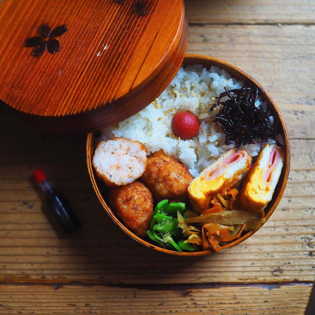 シンプルご飯が好き。さんのインスタグラム写真 - (シンプルご飯が好き。Instagram)「女子高生弁当 海老しんじょ揚げ ハムエッグ きんぴらごぼう スナップおかかさん ━━━☞━━━☞━━━☞━━━☞𓃟𓃟＊＊  丸の内いわく、これ優勝。だって。 美味しいよね、海老さん。」6月26日 17時26分 - heavydrinker