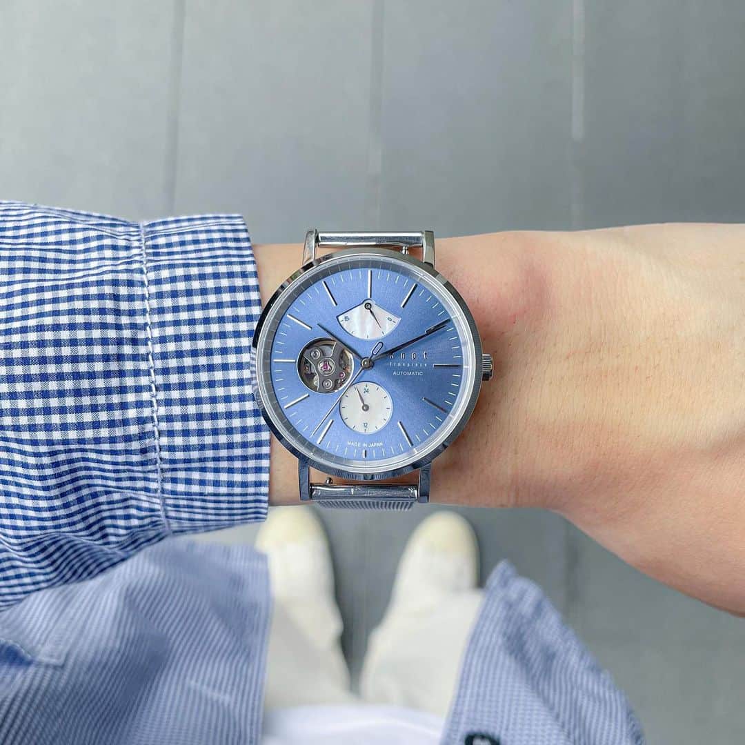 Maker's Watch Knotさんのインスタグラム写真 - (Maker's Watch KnotInstagram)「こんにちは 京都ギャラリーショップの竹村です⛩️  本日は人気の SEASON COLLECTIONより 新作の【氷水】オープンハートのご案内です。  氷のきらめきにシロップが溶け合うような 涼しげで美しいライトブルーの色味が特徴の文字板🍧  またパワーリザーブと24時間計のインダイヤルには マザーオブパールを使用しており 光によってキラキラと表情も変えます。  爽やかなシャツと氷水を合わせていただくと 上品さが際立つのでオススメのコーディネートです◎  7月17日（月）まで 氷水購入でステレンスのメッシュベルト（シルバーカラー）を プレゼントしております🎁  是非このご機会に店頭でご覧ください。  ご来店お待ちしております。  時計:オープンハート（CAP-38SVBL） ストラップ:ステレンスメッシュ（MS-18SVSV）  #knotwatch  #watch #wristwatch #madeinjapan #ノット  #時計 #腕時計  #国産時計  #カスタムオーダー  #京都  #kyoto  #河原町　#kawaramachi  #三条 #sanjyo #kyotojapan   #京都観光　#kyototrip #kyototravel  #japantravel  #japantrip #손목시계  #手表　#手錶　#맞춤형　#定制　#교토」6月26日 17時27分 - makers_watch_knot