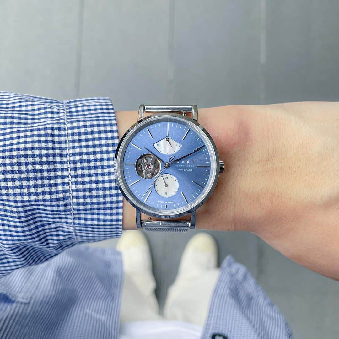 Maker's Watch Knotのインスタグラム：「こんにちは 京都ギャラリーショップの竹村です⛩️  本日は人気の SEASON COLLECTIONより 新作の【氷水】オープンハートのご案内です。  氷のきらめきにシロップが溶け合うような 涼しげで美しいライトブルーの色味が特徴の文字板🍧  またパワーリザーブと24時間計のインダイヤルには マザーオブパールを使用しており 光によってキラキラと表情も変えます。  爽やかなシャツと氷水を合わせていただくと 上品さが際立つのでオススメのコーディネートです◎  7月17日（月）まで 氷水購入でステレンスのメッシュベルト（シルバーカラー）を プレゼントしております🎁  是非このご機会に店頭でご覧ください。  ご来店お待ちしております。  時計:オープンハート（CAP-38SVBL） ストラップ:ステレンスメッシュ（MS-18SVSV）  #knotwatch  #watch #wristwatch #madeinjapan #ノット  #時計 #腕時計  #国産時計  #カスタムオーダー  #京都  #kyoto  #河原町　#kawaramachi  #三条 #sanjyo #kyotojapan   #京都観光　#kyototrip #kyototravel  #japantravel  #japantrip #손목시계  #手表　#手錶　#맞춤형　#定制　#교토」