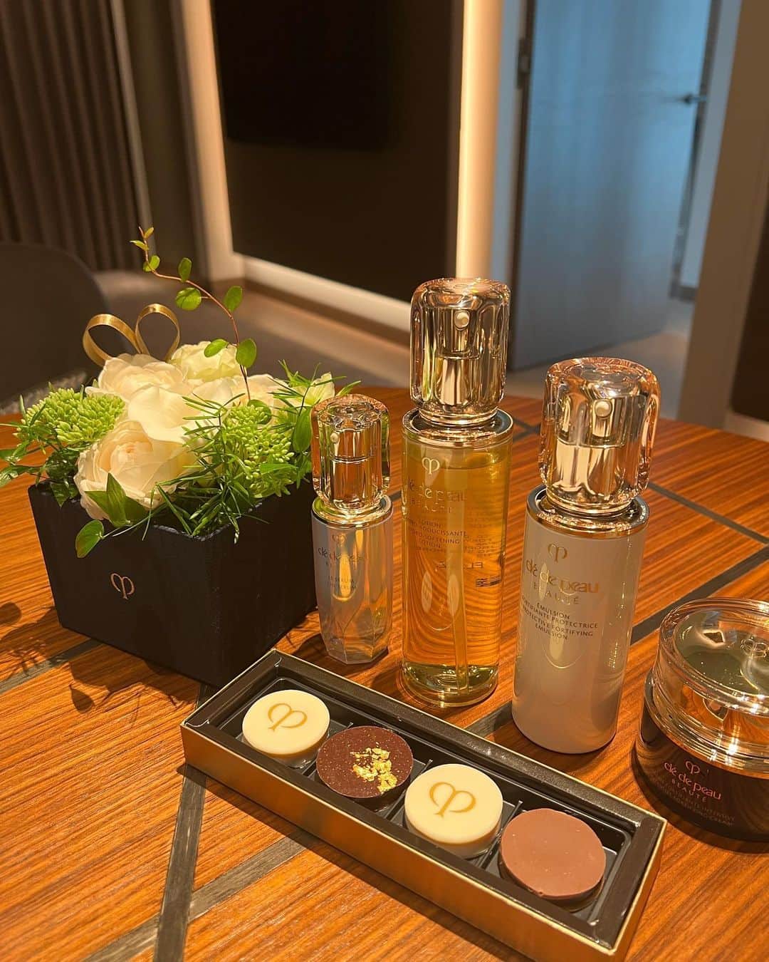 チョン・ウンチェさんのインスタグラム写真 - (チョン・ウンチェInstagram)「im in TOKYO!🍒 @cledepeaubeaute」6月26日 17時28分 - jungeunchae_