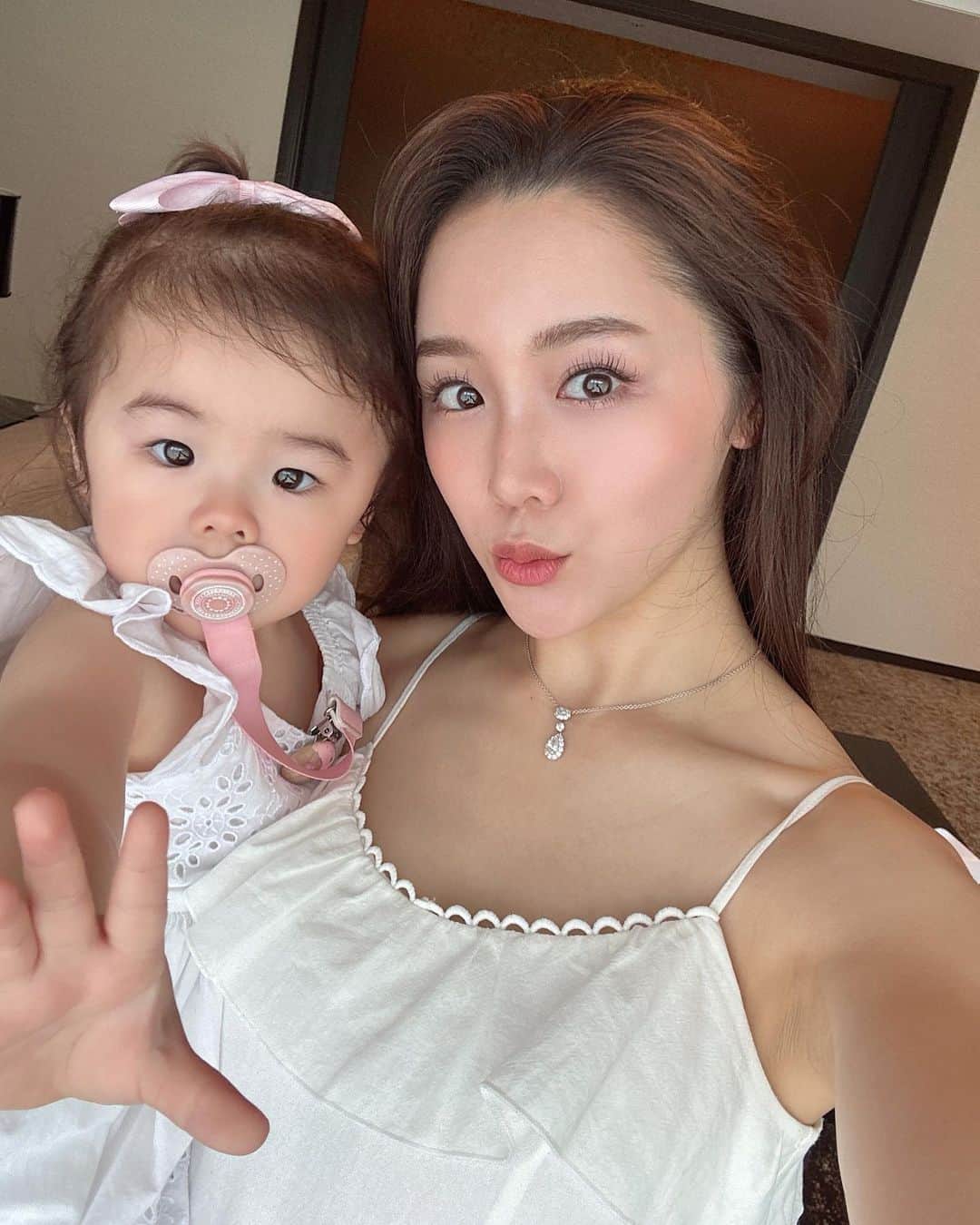 石田安奈のインスタグラム：「お揃いホワイトコーデ♡ 何枚目が好き？🎀  #親子#子連れ旅行#お揃い#ペアルック#女の子ママ」