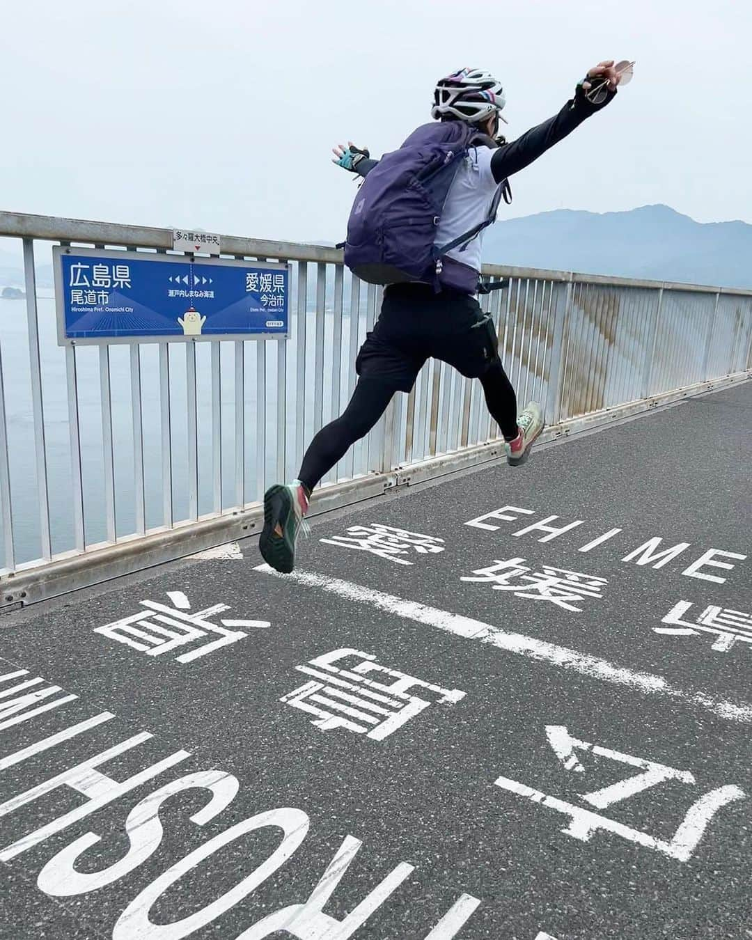 ジェットスター航空さんのインスタグラム写真 - (ジェットスター航空Instagram)「行きたい！と思ったら【いいね❤️】 #jettabi_japan #愛媛編🍊 国内外で有名なサイクリングスポット！ #しまなみ海道  しまなみ海道は、広島県尾道市～愛媛県今治市間の約60kmを結ぶ「西瀬戸自動車道」の愛称✨ 徒歩や自転車でも渡ることができる架橋ルートとして有名で、JR尾道駅からJR今治駅までの道には、サイクリング推奨ルートであることを示すブルーラインが引かれています🚴🏼☀️  中でも絶景を楽しめるのは、尾道から出発し25kmほど進んだところにある生口島（いくちじま）と大三島（おおみしま）を結ぶ多々羅大橋（たたらおおはし）👀 橋の上に広島と愛媛の県境があり、自転車を降りて足でまたぎたくなること間違いなし😆🎶  瀬戸内海の島々といくつもの橋が織りなす大絶景を楽しみながら、開放的な気分を味わうことができるんでスター⭐️  愛媛に訪れた際には、サイクリングで瀬戸内海の心地いい海風を感じてみては？🍋🍃  【しまなみ海道】 📍広島県尾道市〜愛媛県今治市  -------------------------------------------- ／ 📣ジェットスターなら、愛媛まで ＼ ✈︎東京（成田）から 片道¥4,990〜  松山～東京（成田）路線は、おかげさまで6月11日に就航10周年を迎えます🎉 今後もより多くのお客様に、安全かつ安心してご利用いただける気軽な空の旅を提供してまいります✈️  --------------------------------------------  ジェットスター・ジャパン公式アカウント（@jetstar_japan）では「“次に行きたい”が見つかる」をテーマに就航地の魅力をご紹介✈️⭐️「#jettabi_japan」をつけて、皆さんのFun&Happyな旅の思い出をぜひご投稿ください！素敵なお写真は、公式アカウントでご紹介させていただきます♪  ⭐️Special thanks📸 by @wm_madoka（1枚目） / @mayumi.l.a（2,3枚目） / @shishitou_cycling（4枚目） / @eringi_roadbike（5枚目） / @kuuuuu_portrait（6枚目） / @halspace（7枚目） / @tkngmnm（8枚目） --------------------------------------------  ※運賃はエコノミークラス「Starter」。支払手数料、空港使用料等が別途必要です。受託手荷物の料金は含まれません。諸条件が適用されます。 ※就航地のご紹介内容に関する最新情報は、下記の公式サイト等でご確認ください。 ------------------------------------------- 【参照サイト】 しまなみジャパン、今治市公式ホームページ、しまなみ海道サイクリング -------------------------------------------  #愛媛 #愛媛観光 #愛媛旅行 #ジェットスター #jetstar #jetstar_japan #LCC #飛行機 #trip #旅好きな人と繋がりたい #愛媛サイクリング #今治観光 #今治旅行 #国内旅行 #愛媛ドライブ #愛媛デート #ehime #コスパ旅 #女子旅 #愛媛フォトスポット #四国旅行 #四国ドライブ #愛媛グルメ #サイクリング女子 #サイクリング好きな人と繋がりたい #自転車旅行」6月27日 18時00分 - jetstar_japan